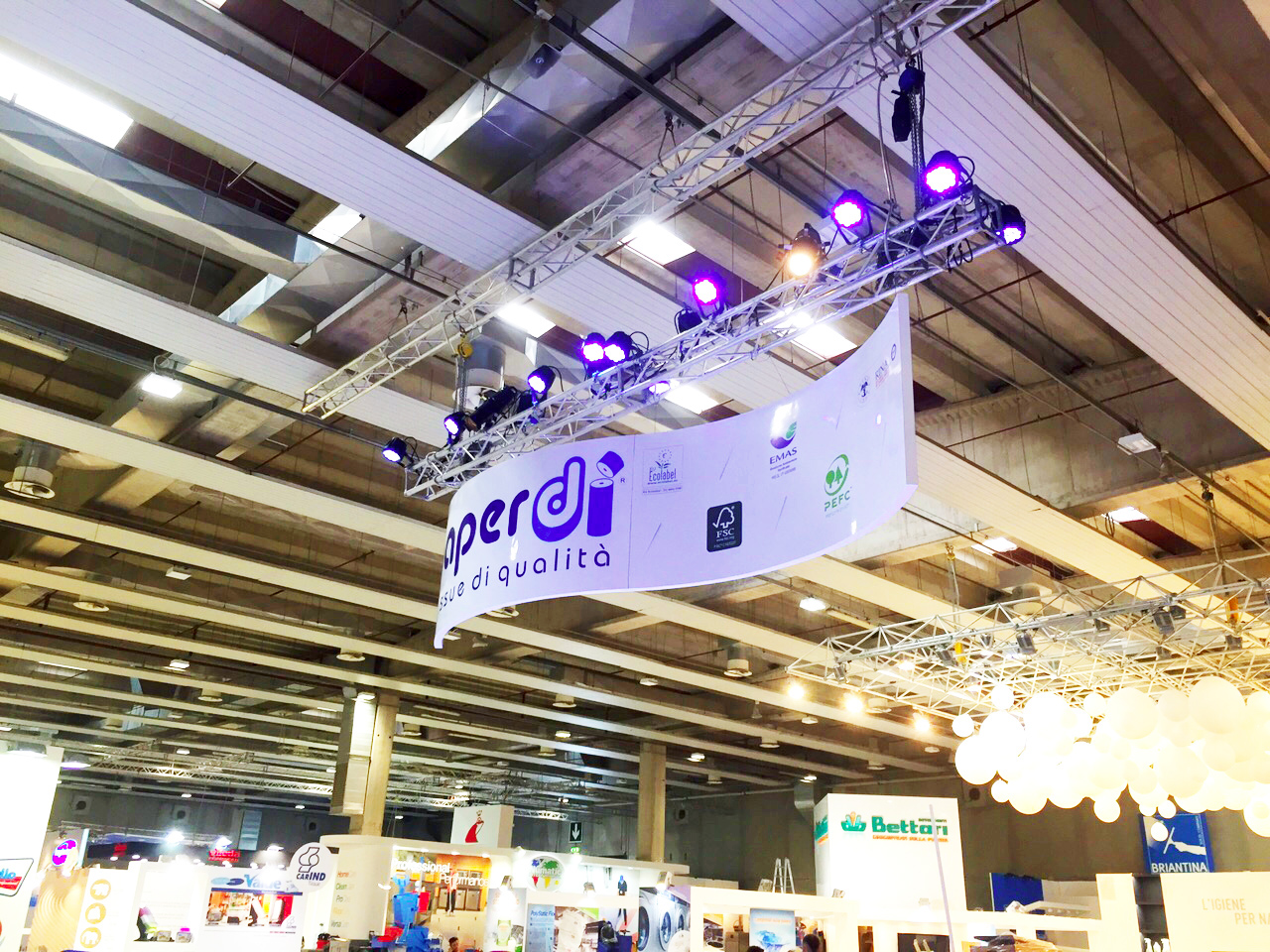 纸品公司打造优雅“纸”酒店式展台-8