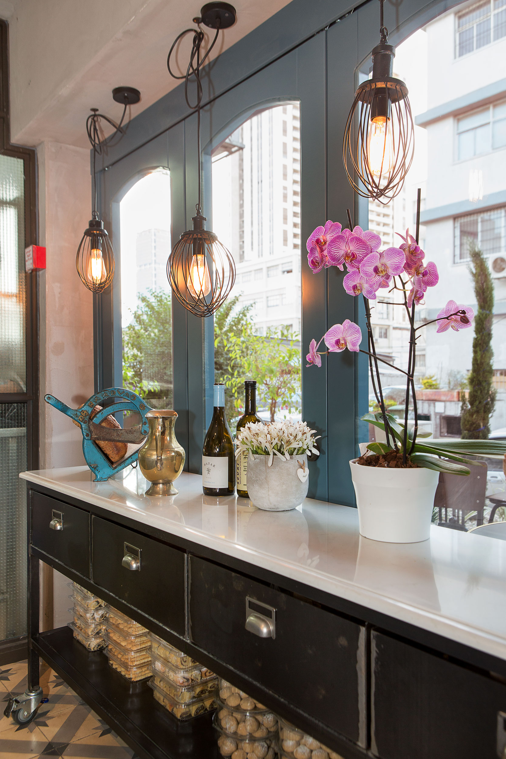 金属木质元素打造的现代烘焙咖啡厅-1