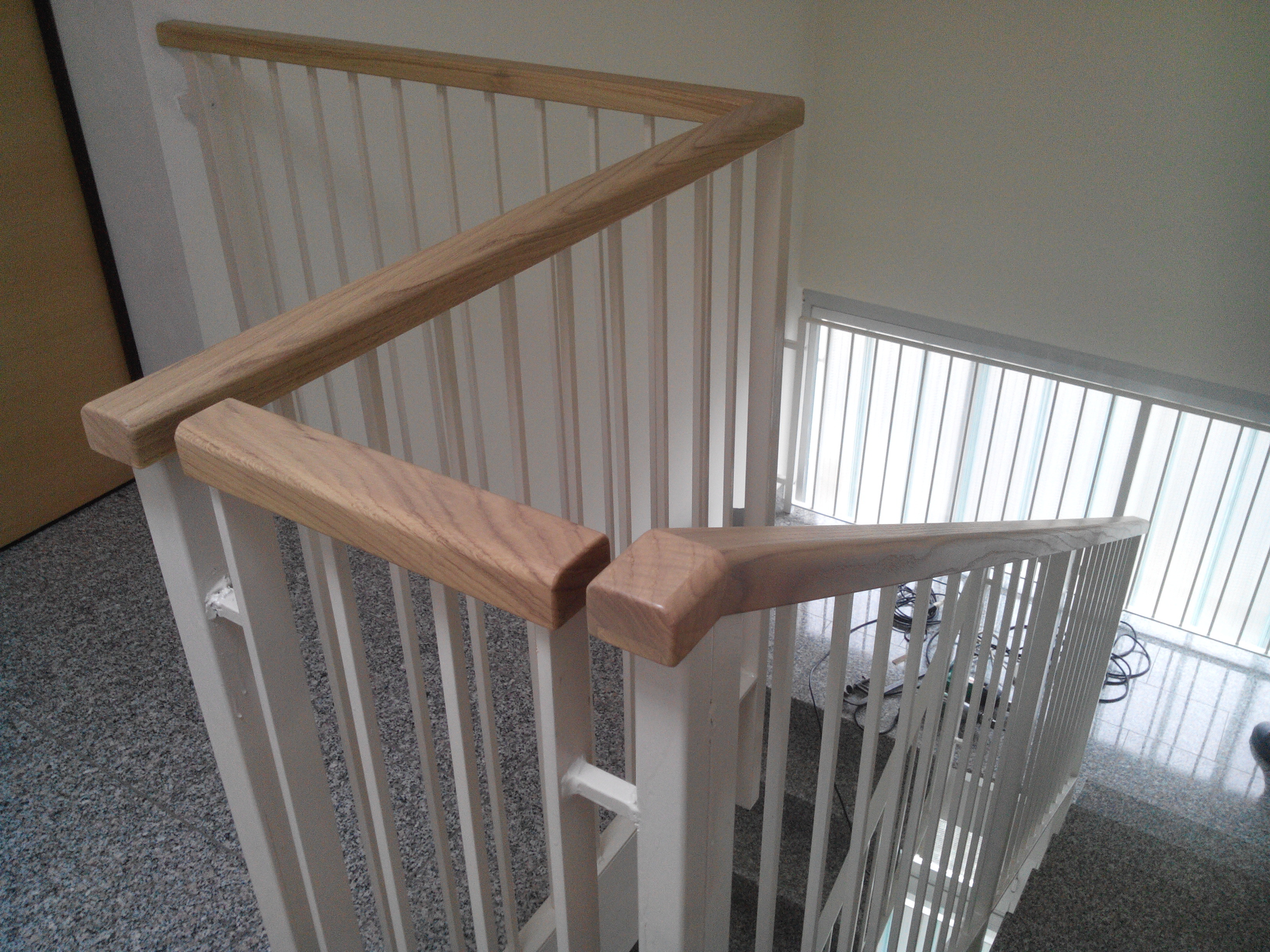 实木楼梯扶手，打造精致共管公寓空间-12