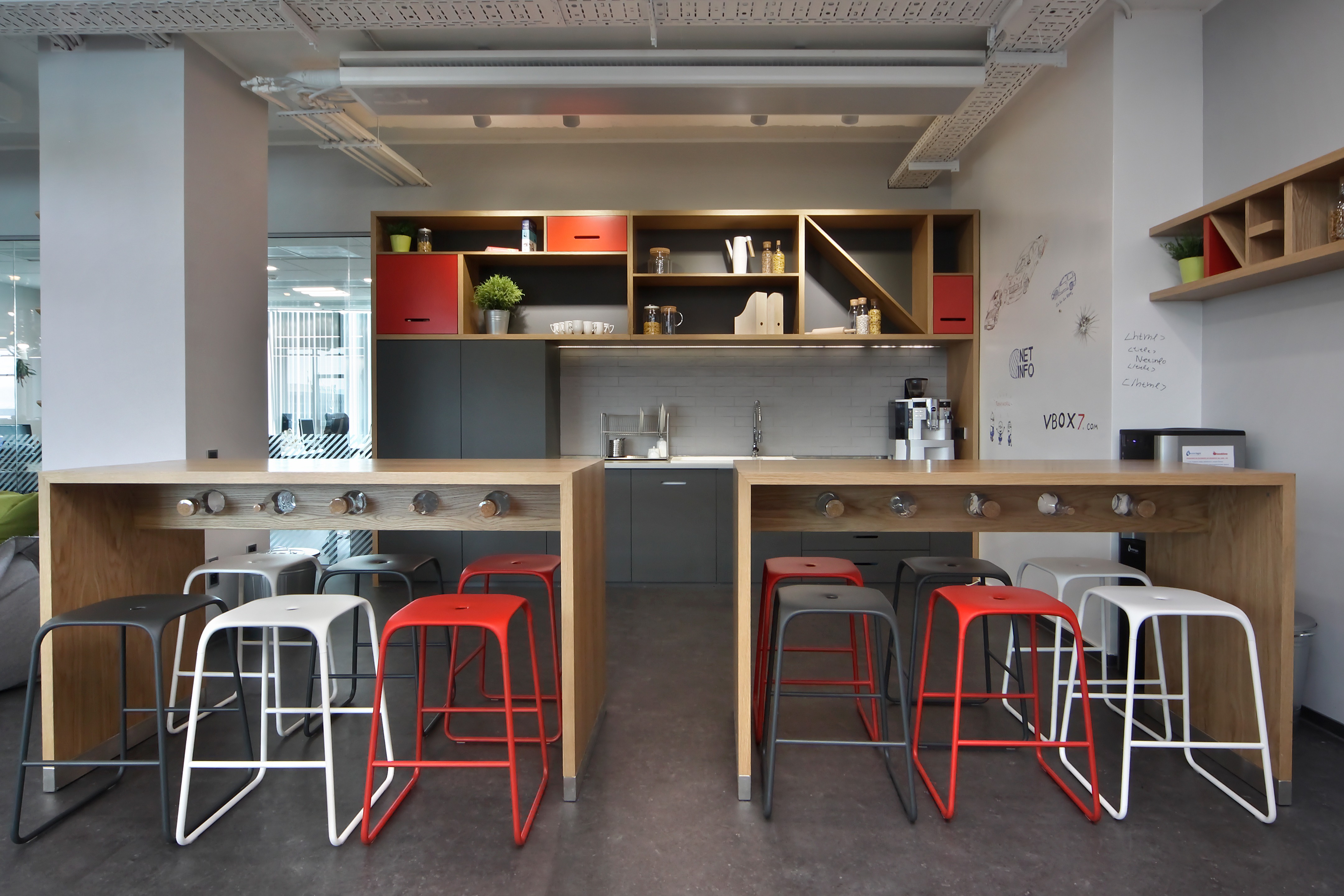 融合科技与复古的现代办公室设计-6