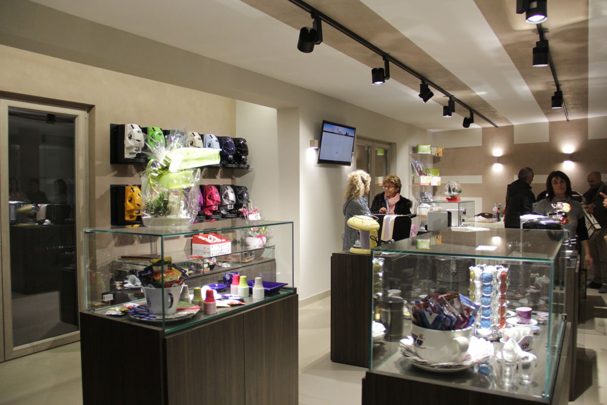 优雅珠宝般的咖啡店设计-6