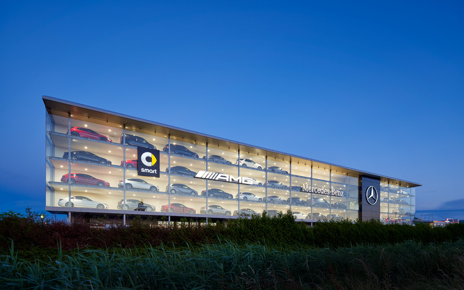 荷兰奔驰旗舰店,现代与奢华的完美融合-5