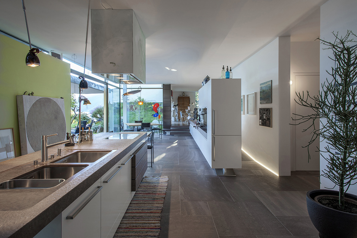 意大利马焦雷湖畔的翻新单家庭住宅-11