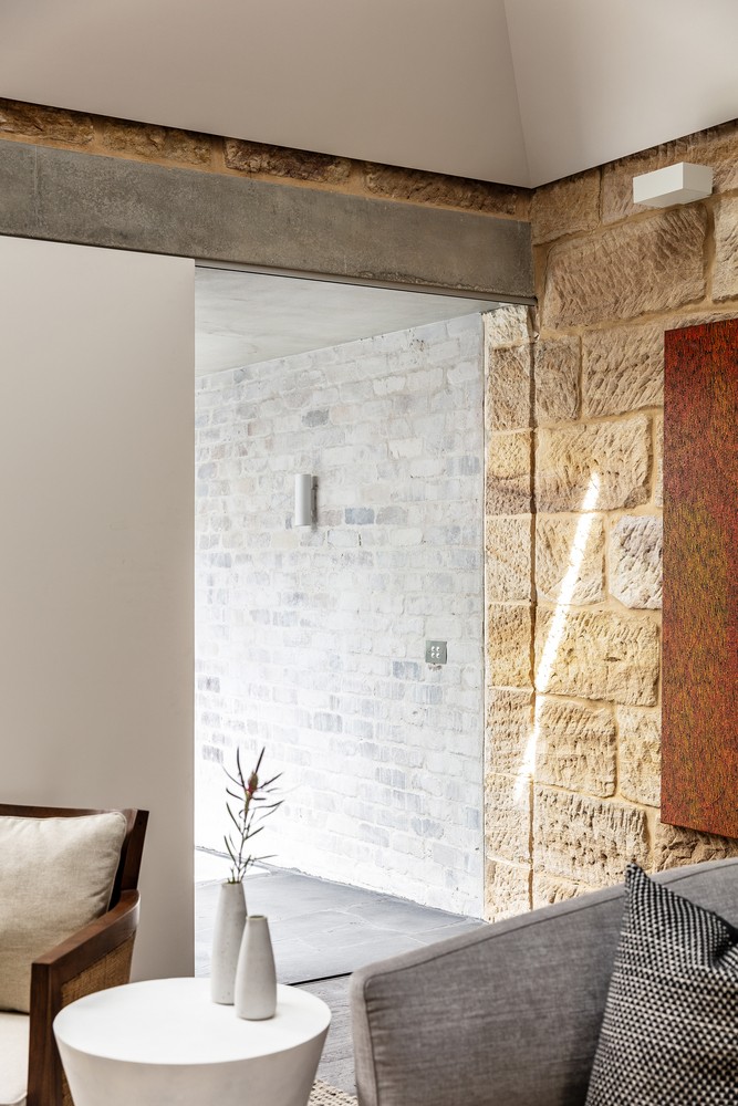 巴尔曼岩屋 | 混凝土亭子与砂岩小屋的完美融合-19