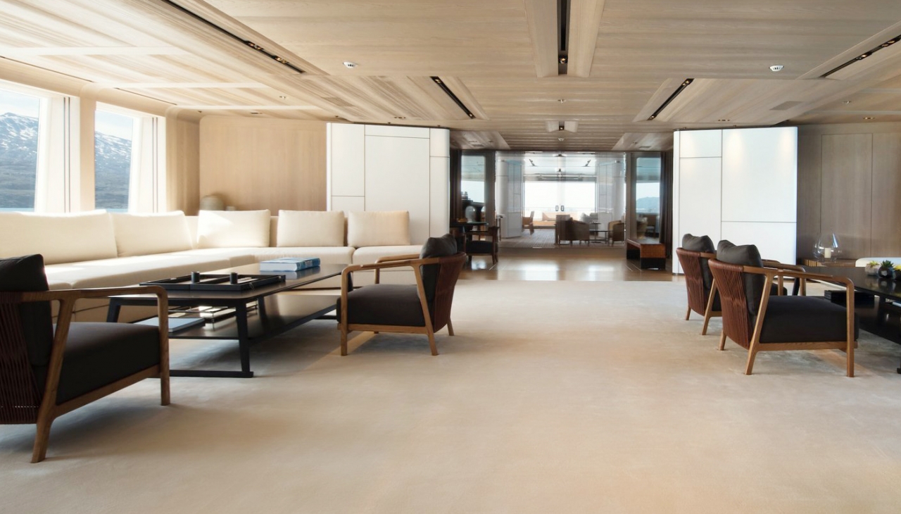 "Cloudbreak"号游艇 | 豪华室内设计与户外美景相得益彰-2