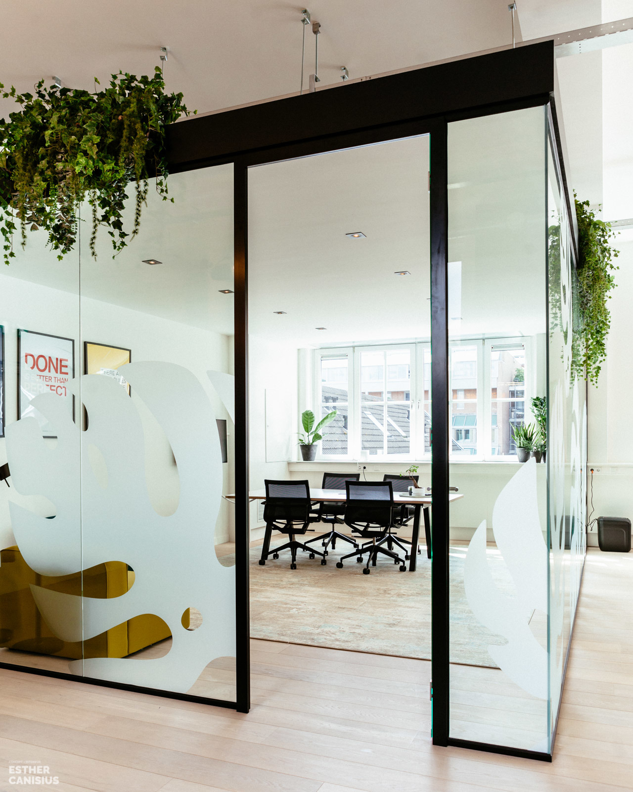 荷兰 Imkey 办公室 | 古典建筑中的现代绿意空间-10
