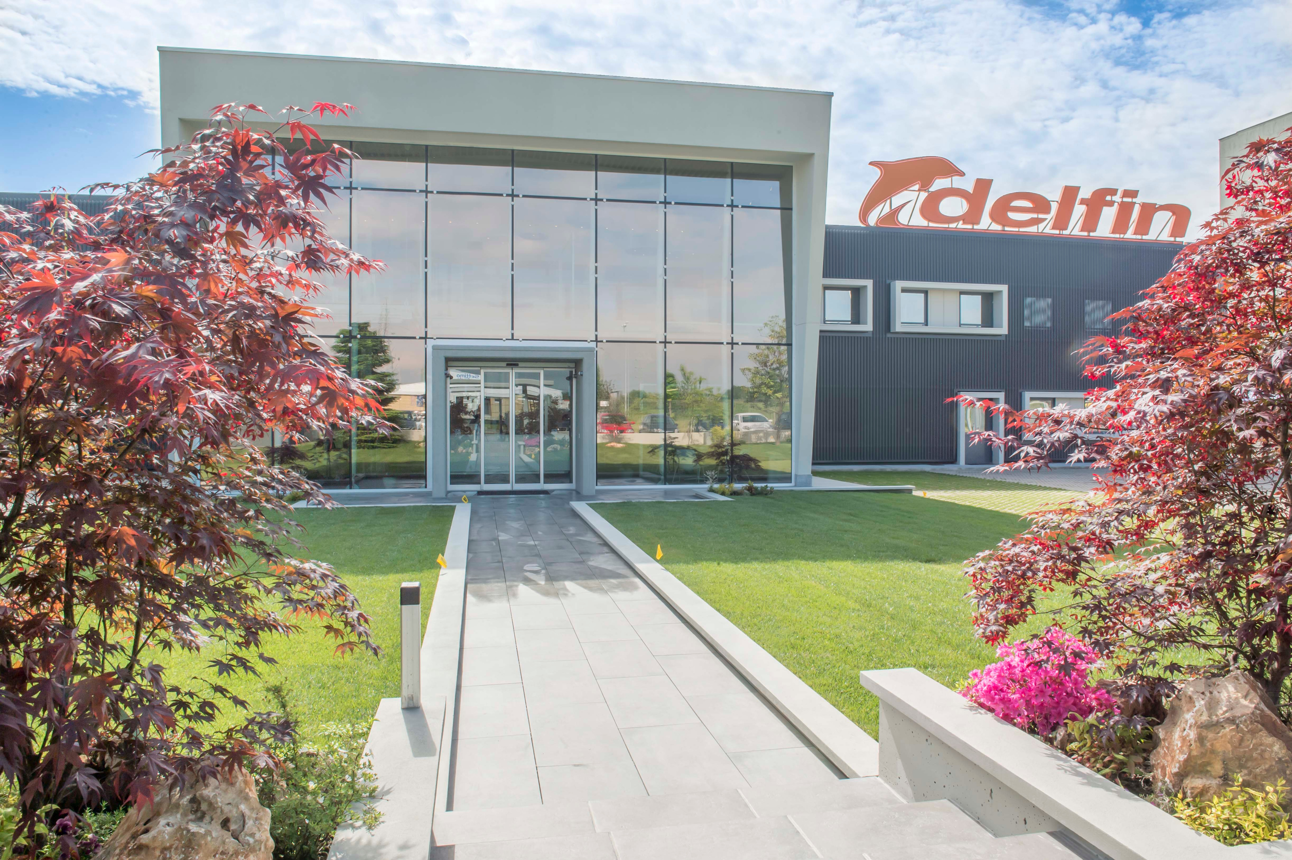 玻璃与钢铁的现代办公空间-35