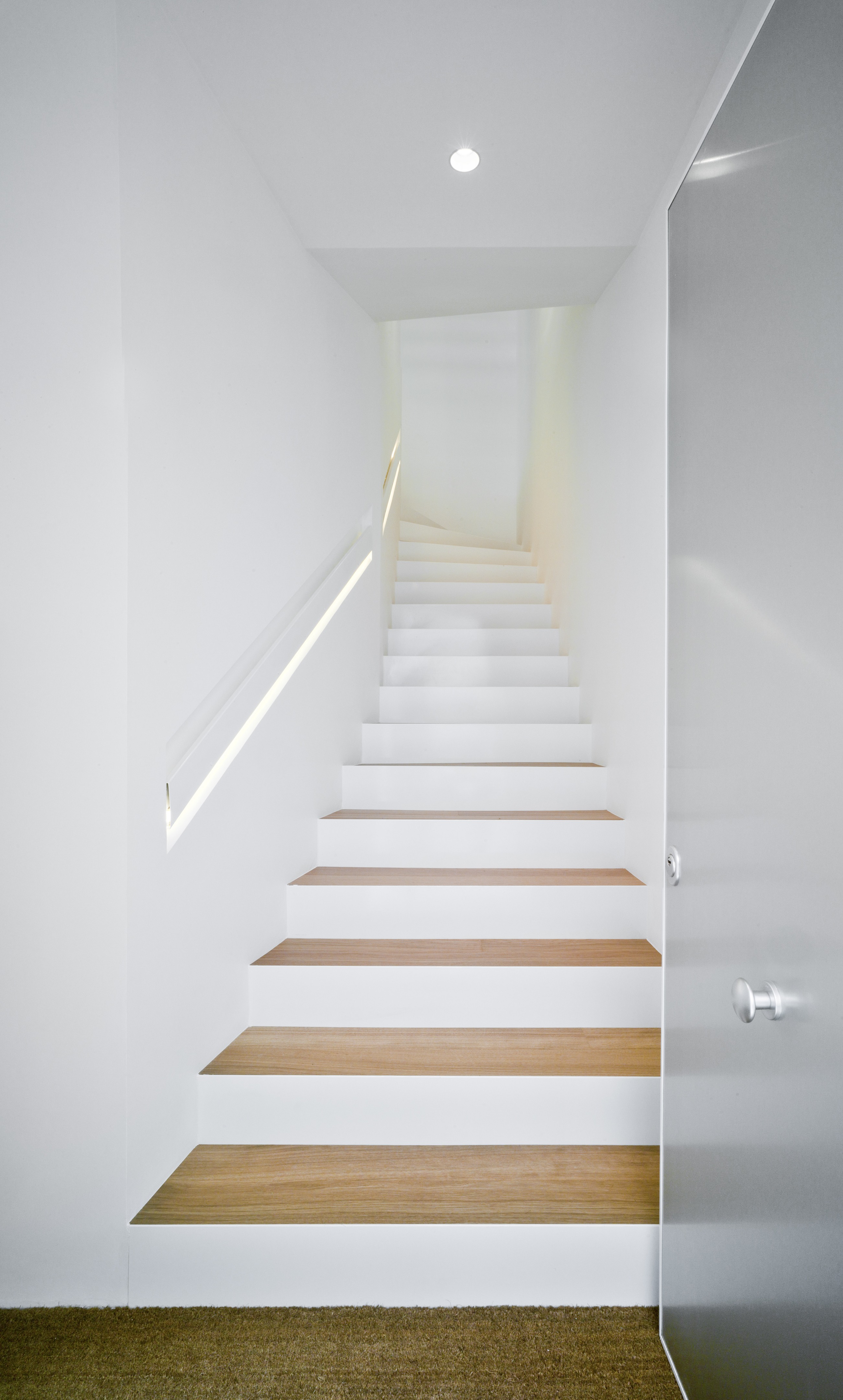 空间优化与功能融合的西班牙住宅改造-6