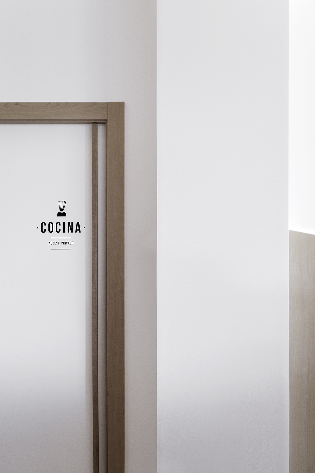 海景咖啡厅“Cafe Mirabous”的室内设计-5