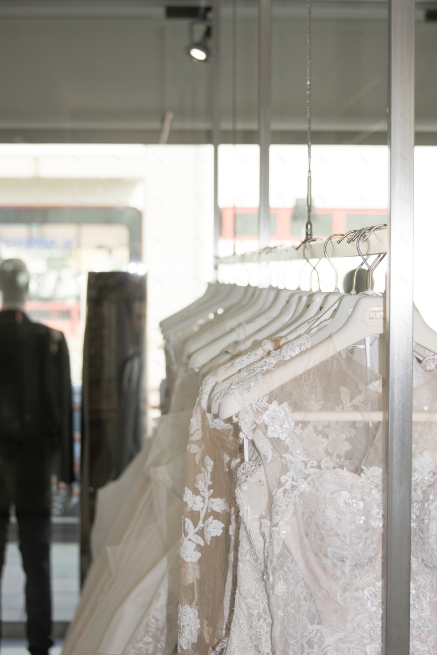 重塑 80 年代住宅底商,打造现代婚庆服饰店-11