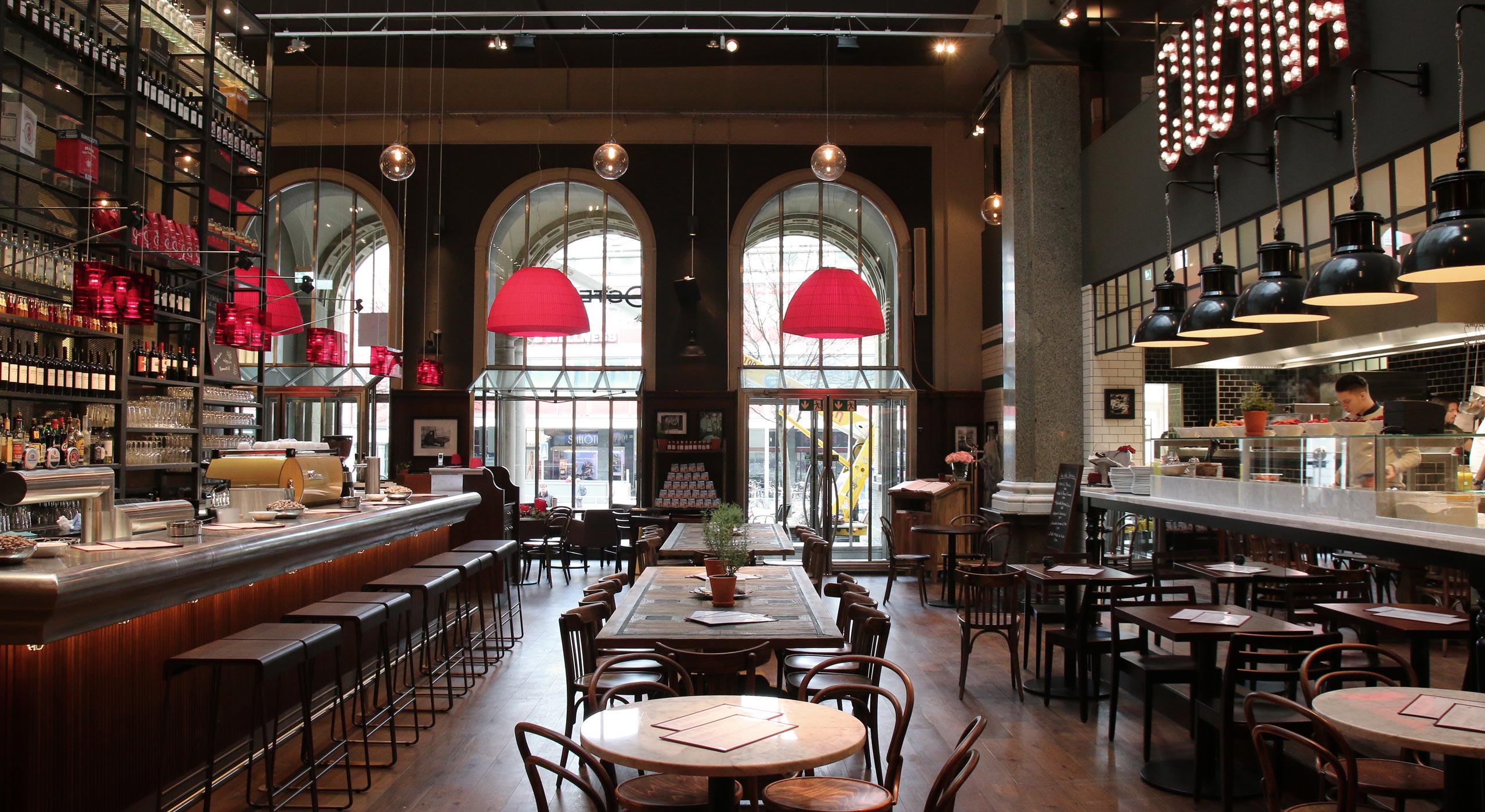 意大利美食餐厅的红色黄色彩虹设计-29