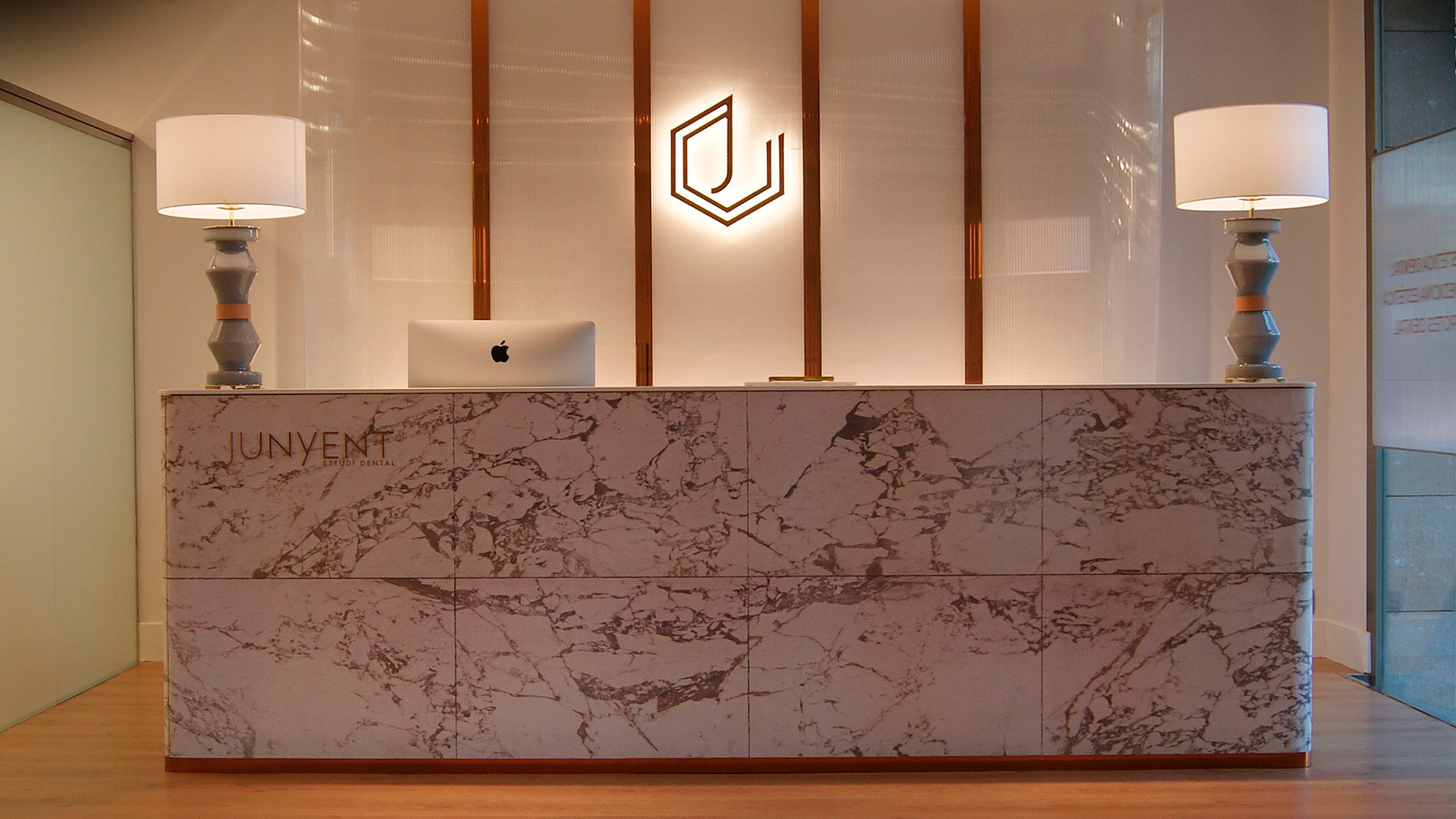 2017 年 Junyent Dental 诊所 | 现代医疗空间的典范-0