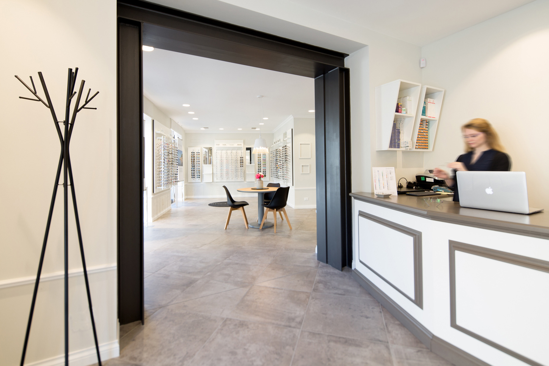 经典与现代共融的眼镜店设计-2