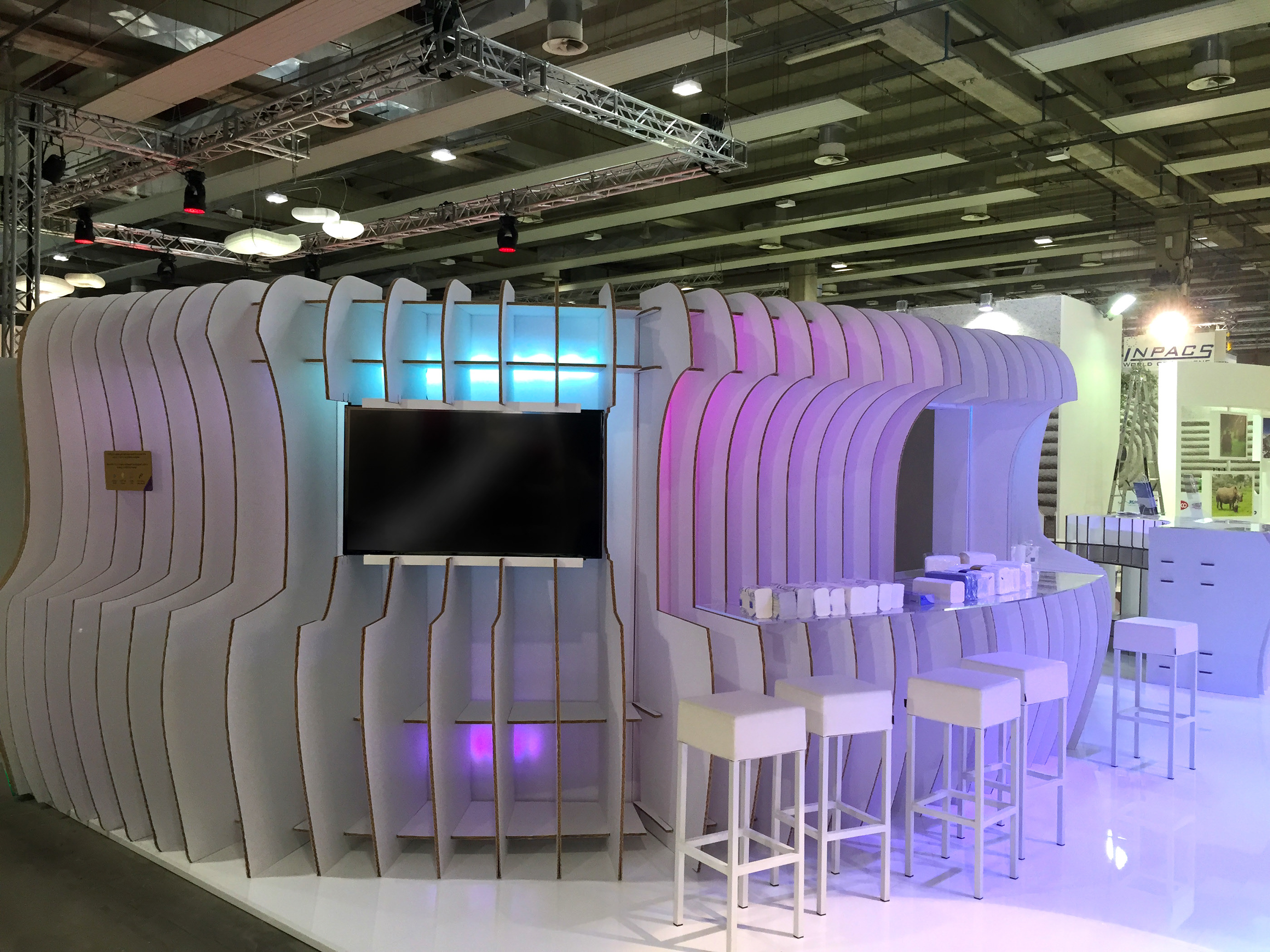 纸品公司打造优雅“纸”酒店式展台-5