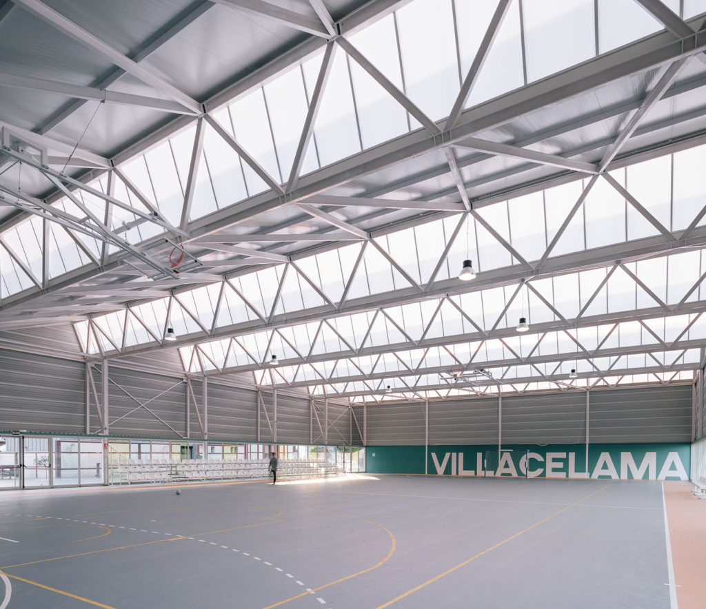 乡间悬浮的运动中心-18