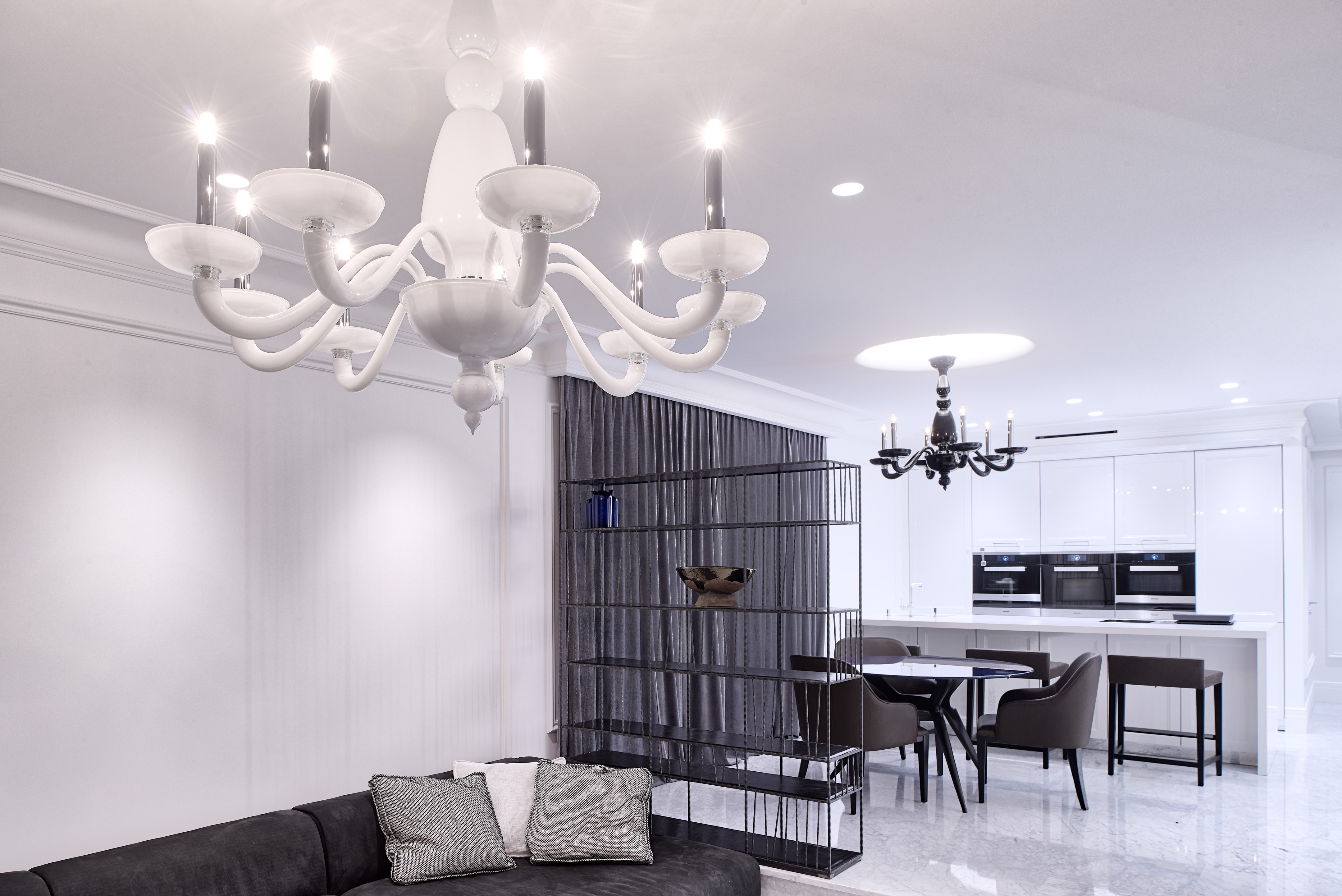 2017 年三层联排别墅影院式客厅设计-16