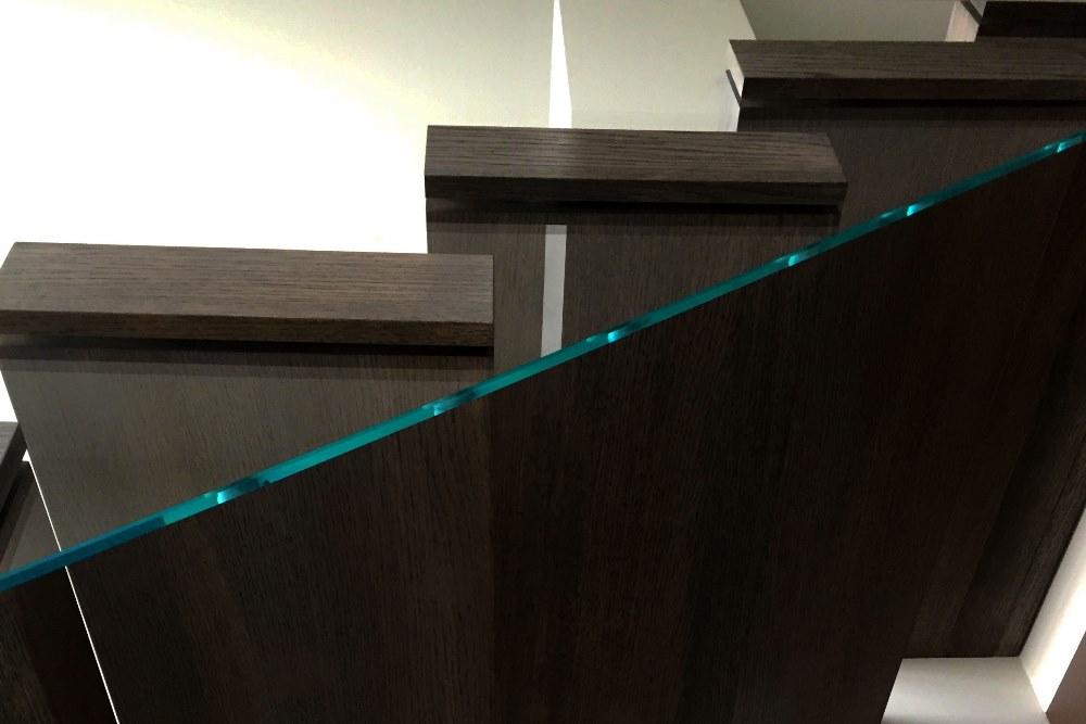 玻璃幕墙上的悬浮楼梯-9