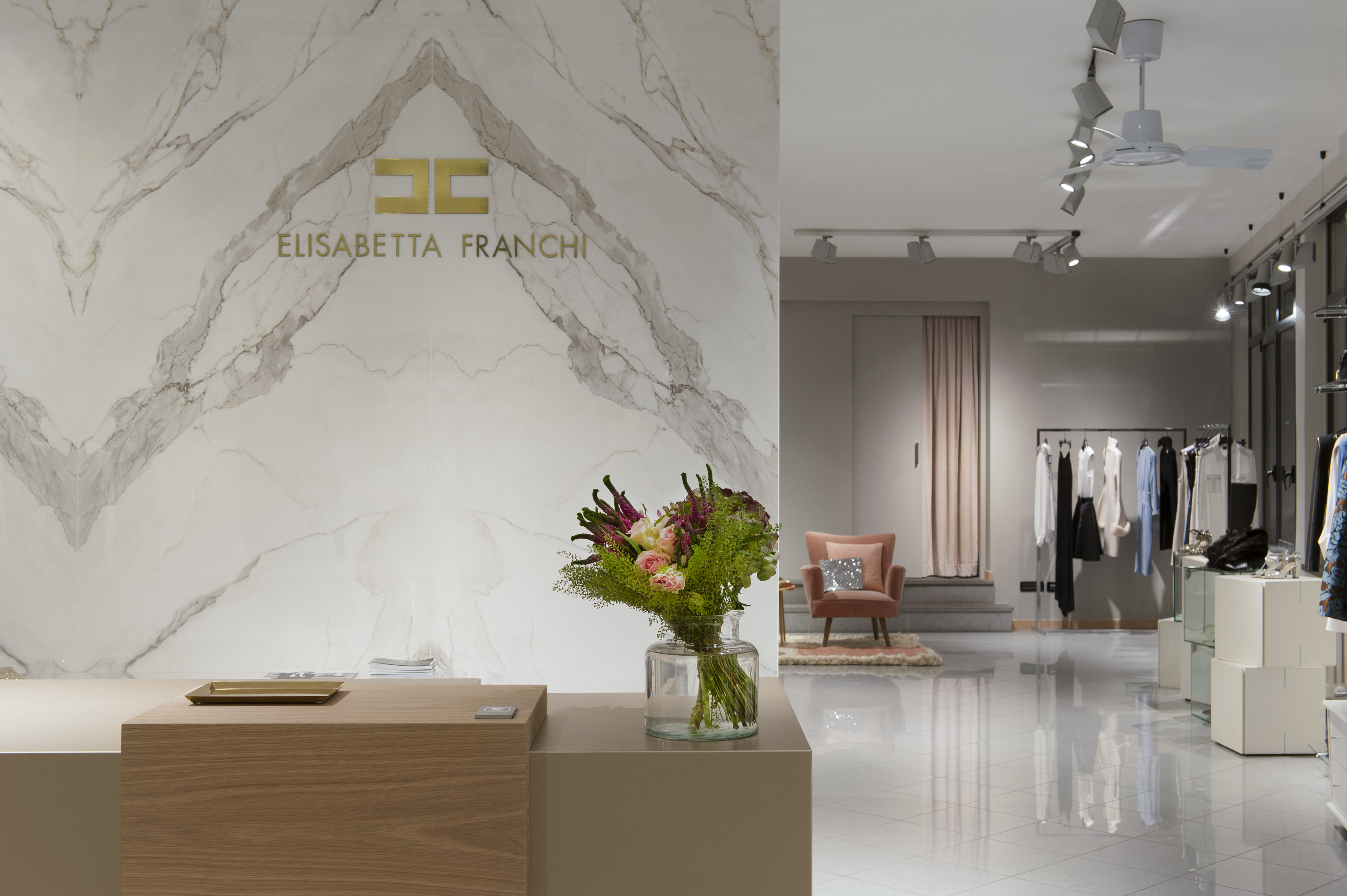 金色大理石与铜质元素打造的时尚概念店-6