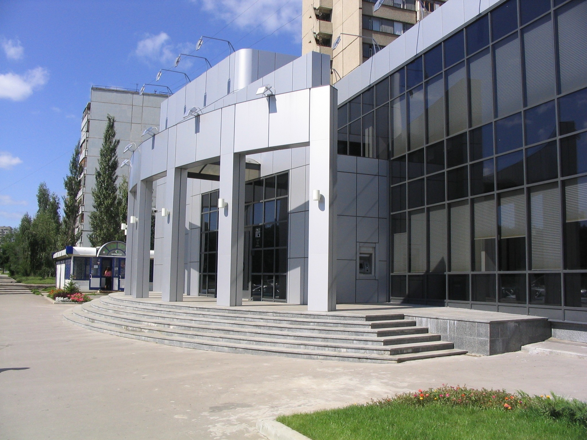 时空穿越——70 年代建筑的现代银行室内设计-2