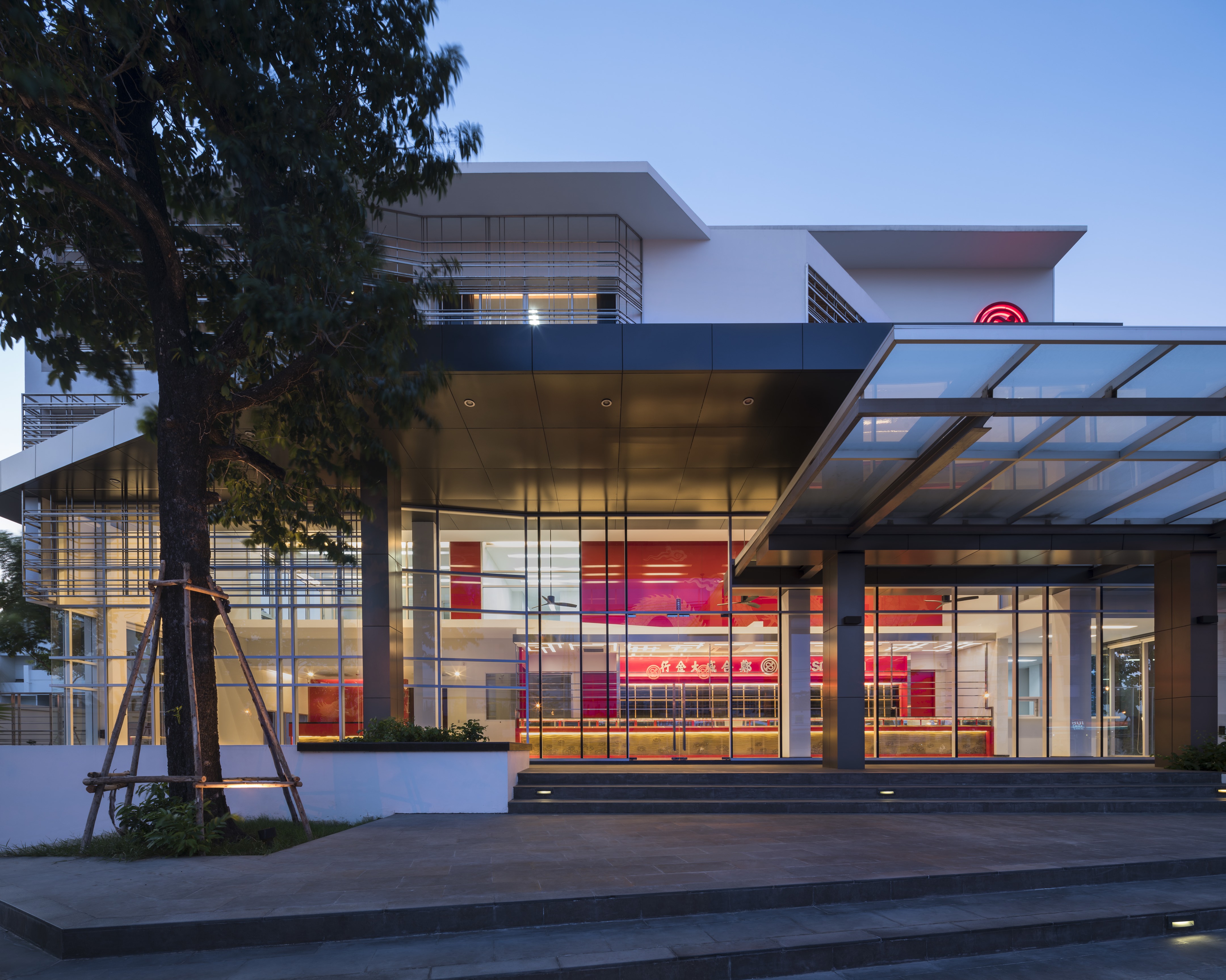 泰国曼谷 Pathumthani 金店 | 红金相映,现代与传统的完美融合-3