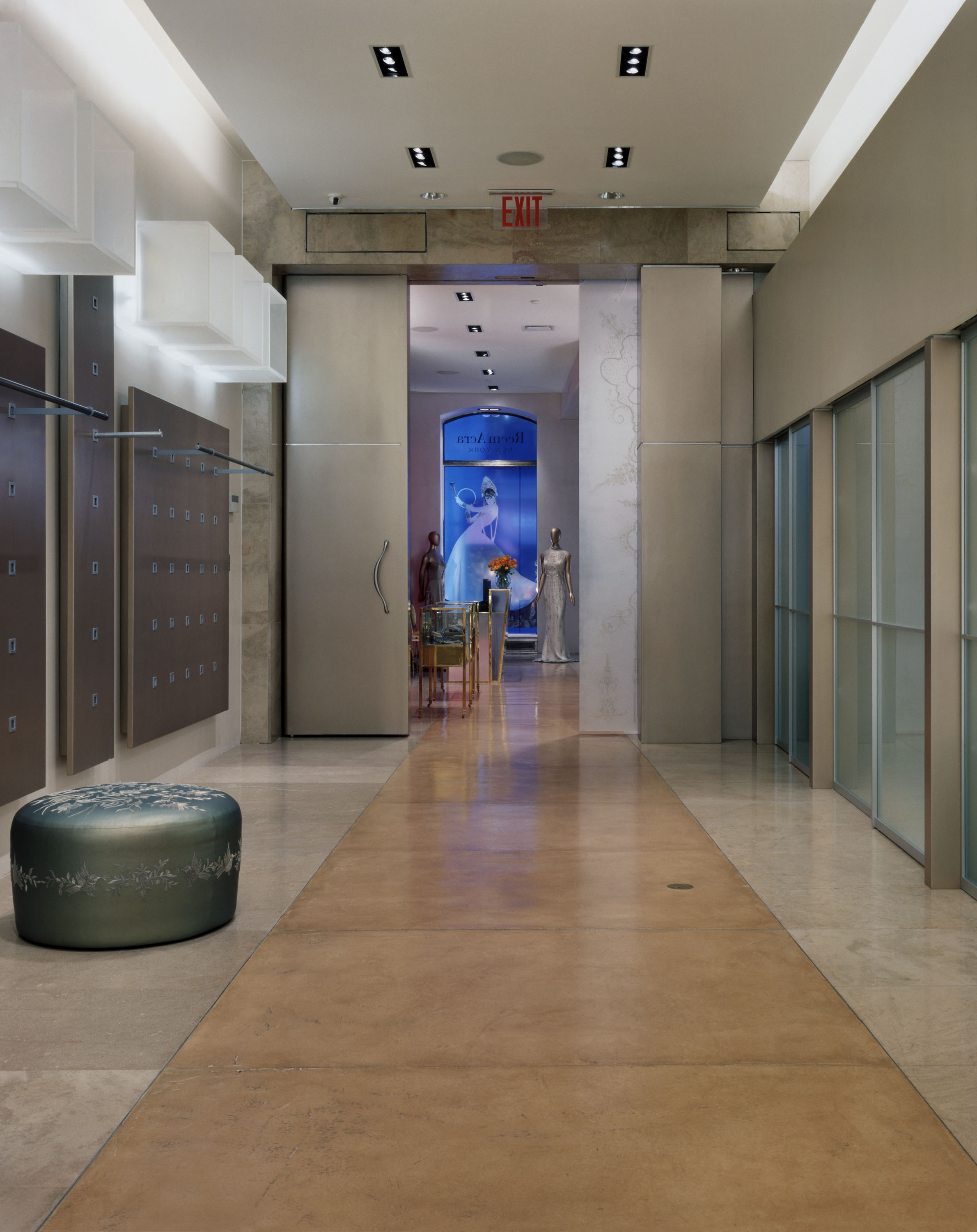 Reem Acra 精品店,纽约地标建筑内的奢华时尚空间-10