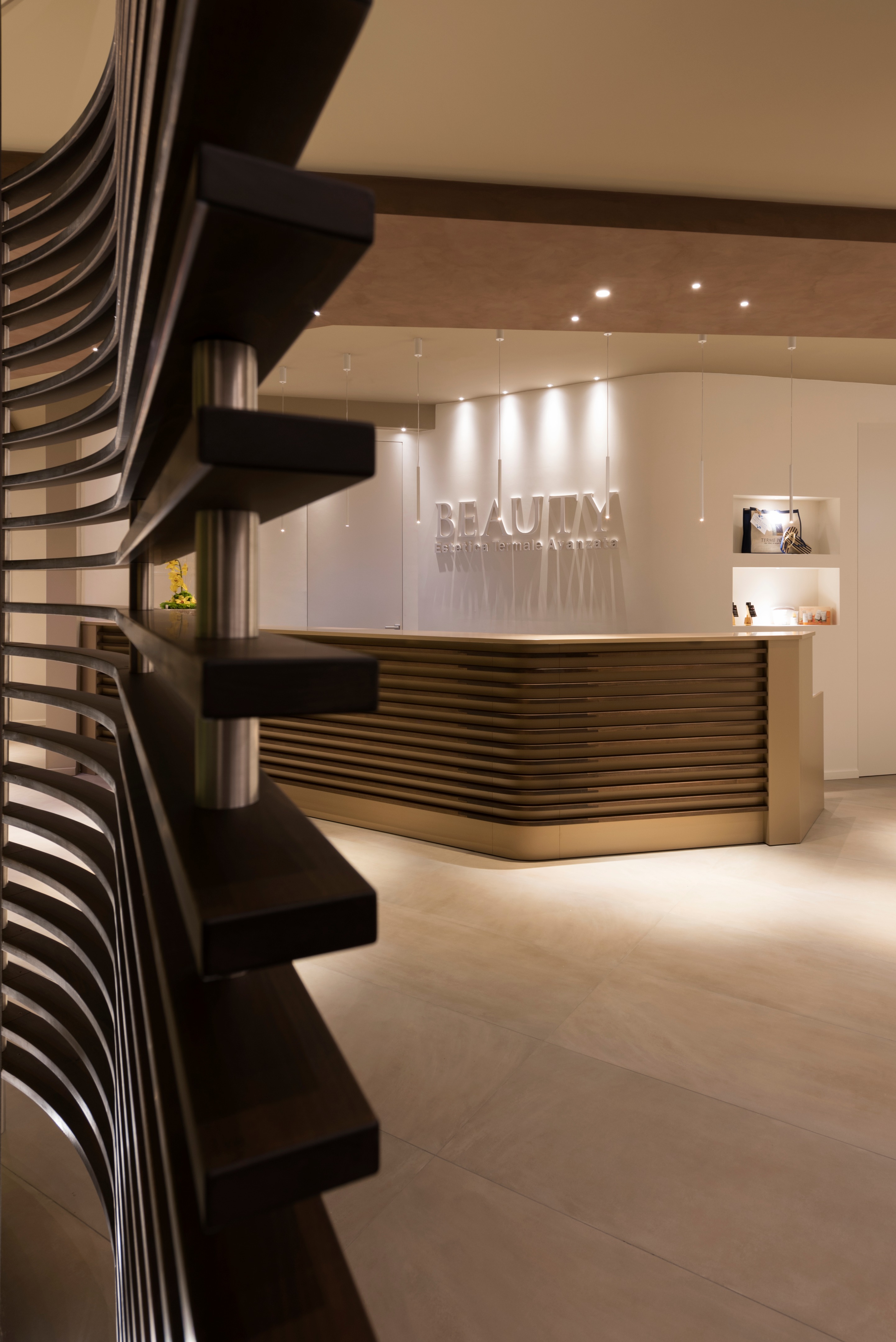 温暖中性色调的温泉疗养空间-7