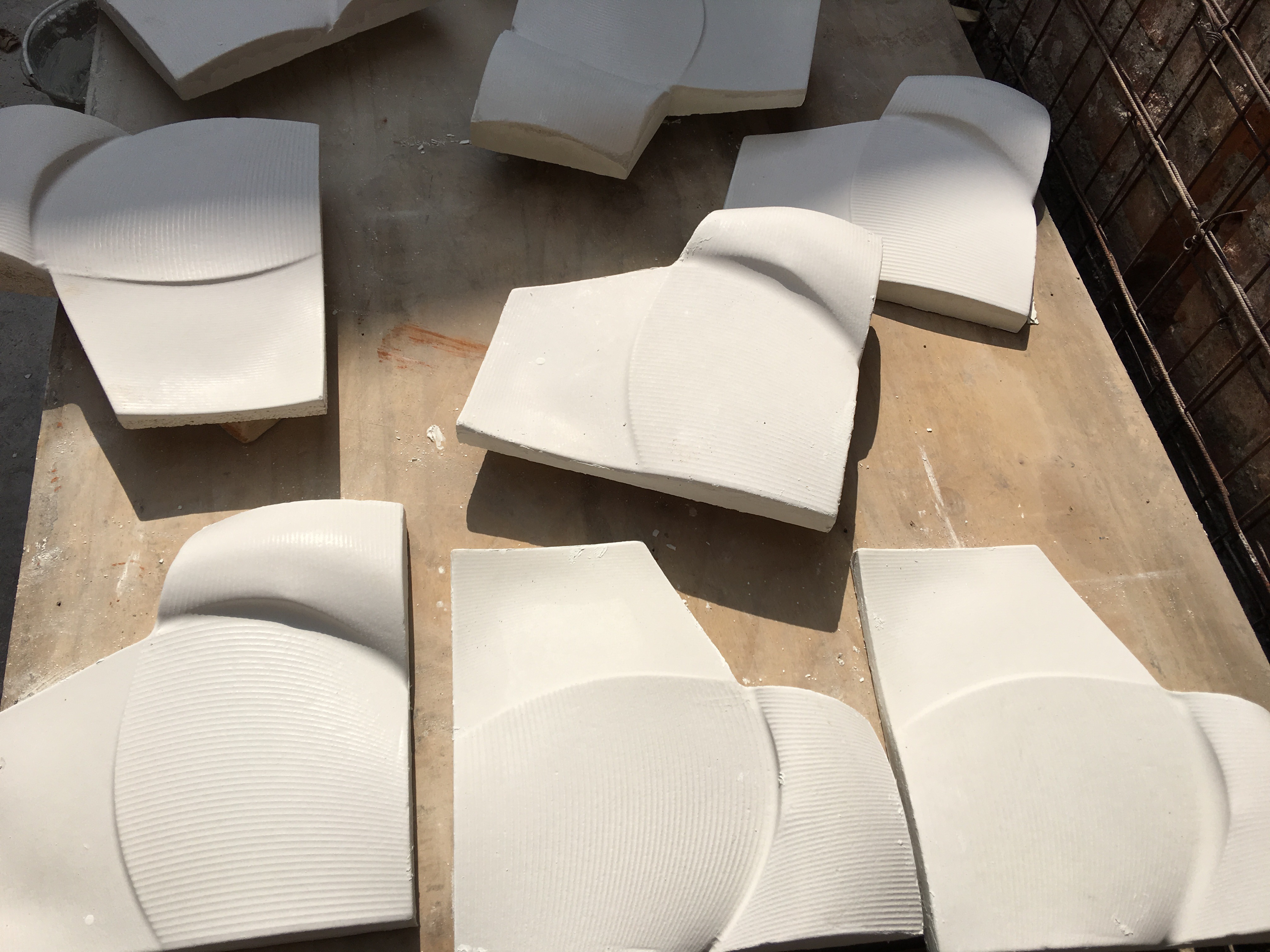 五块混凝土碑构建的抽象艺术装置-17