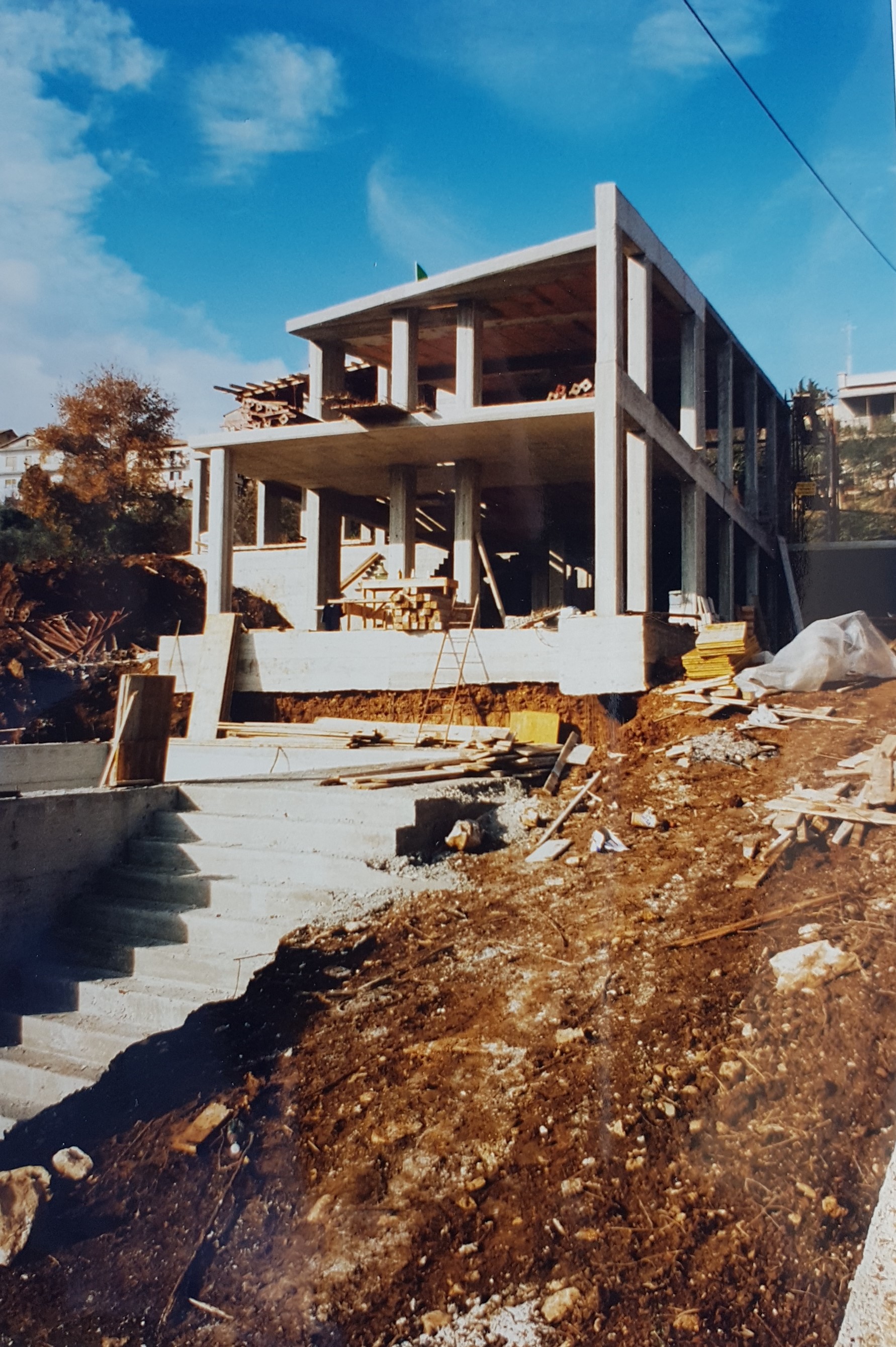 意大利橄榄树丛中的双层别墅设计-93