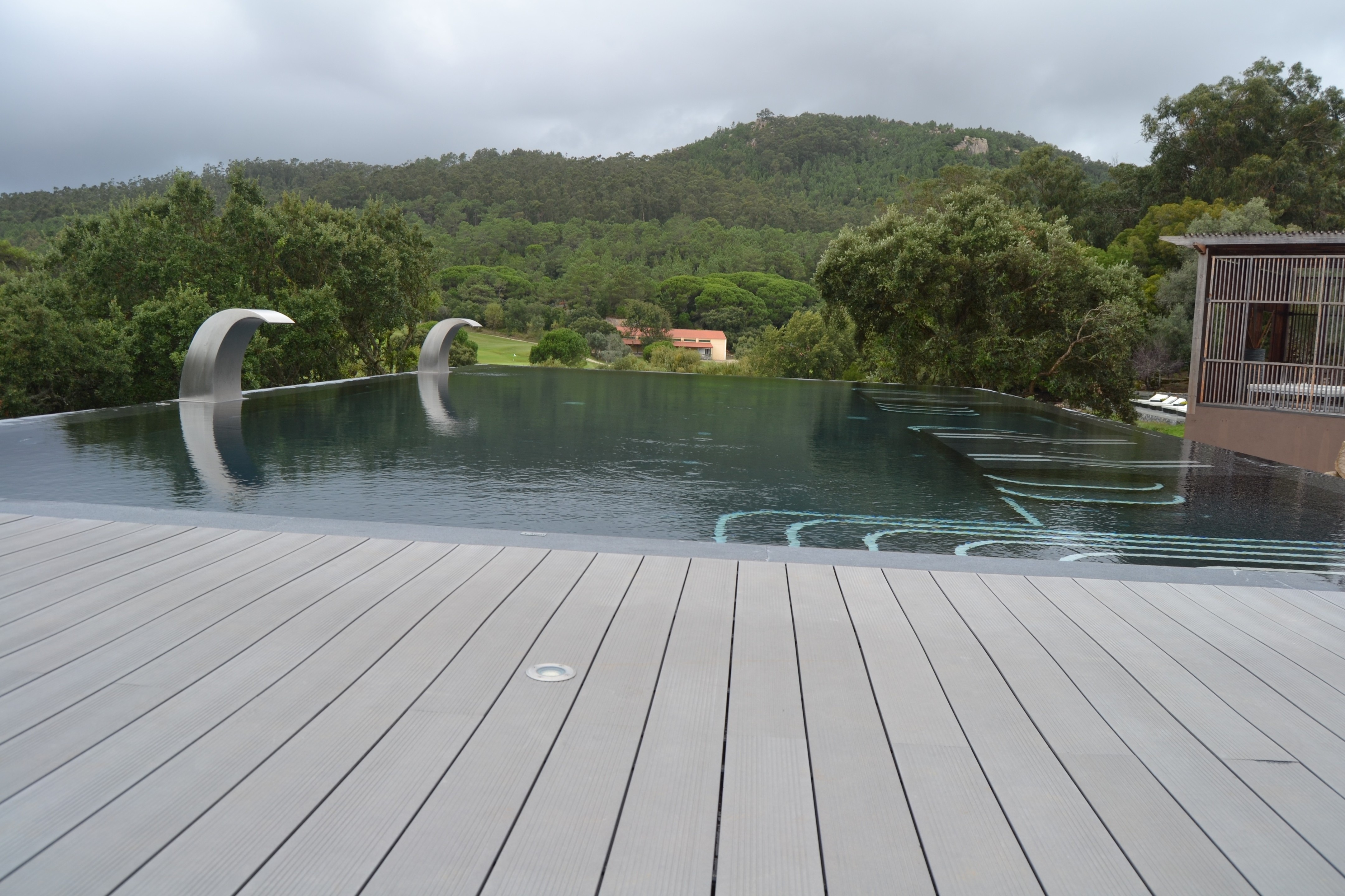 惊艳的 9 米高悬浮泳池设计-6