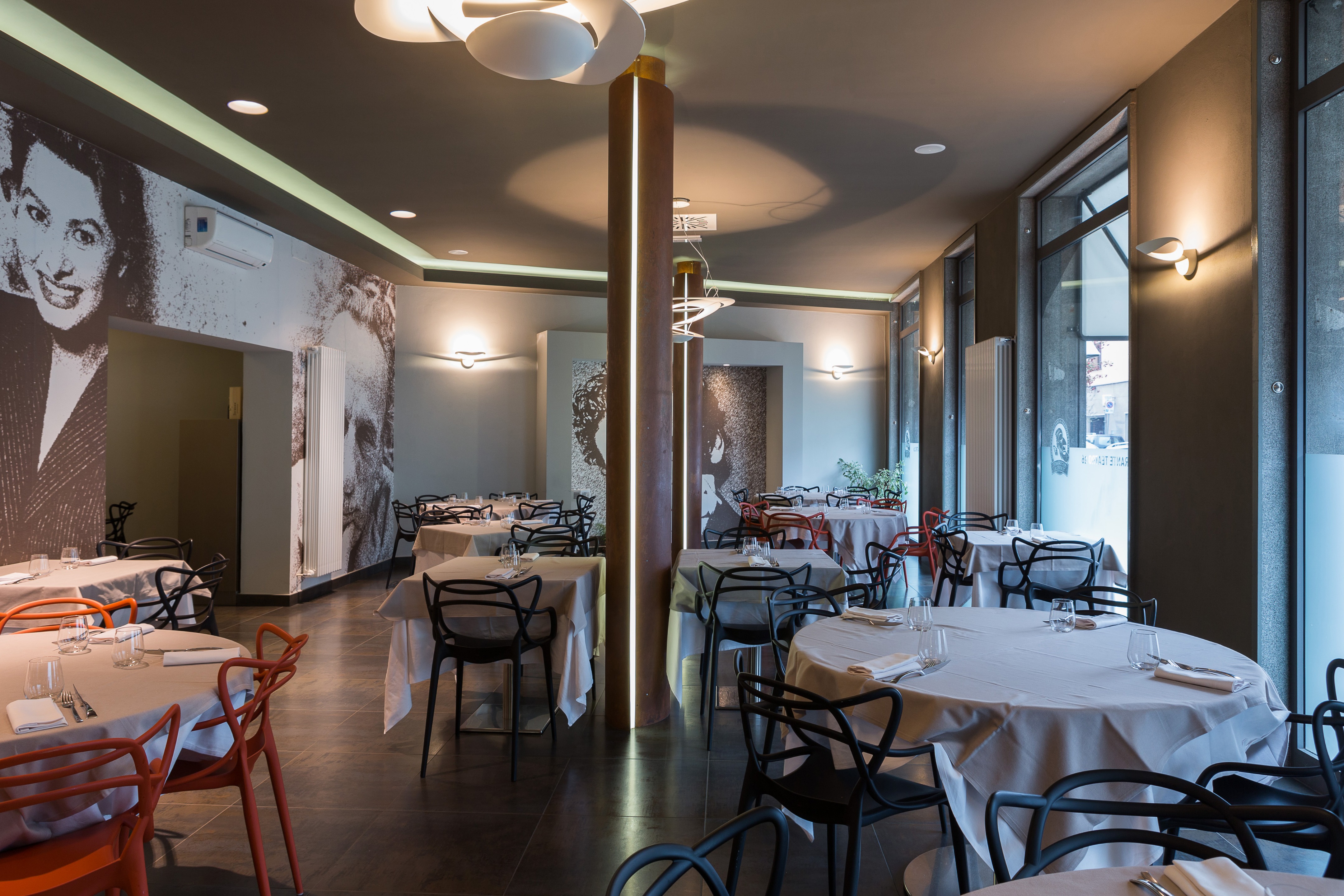 剧院式餐厅 Teatro 26 | 定制家具与光影艺术的完美融合-9