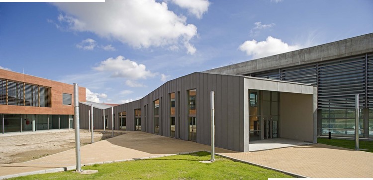 创新翻新体育设施，融入自然美景-5