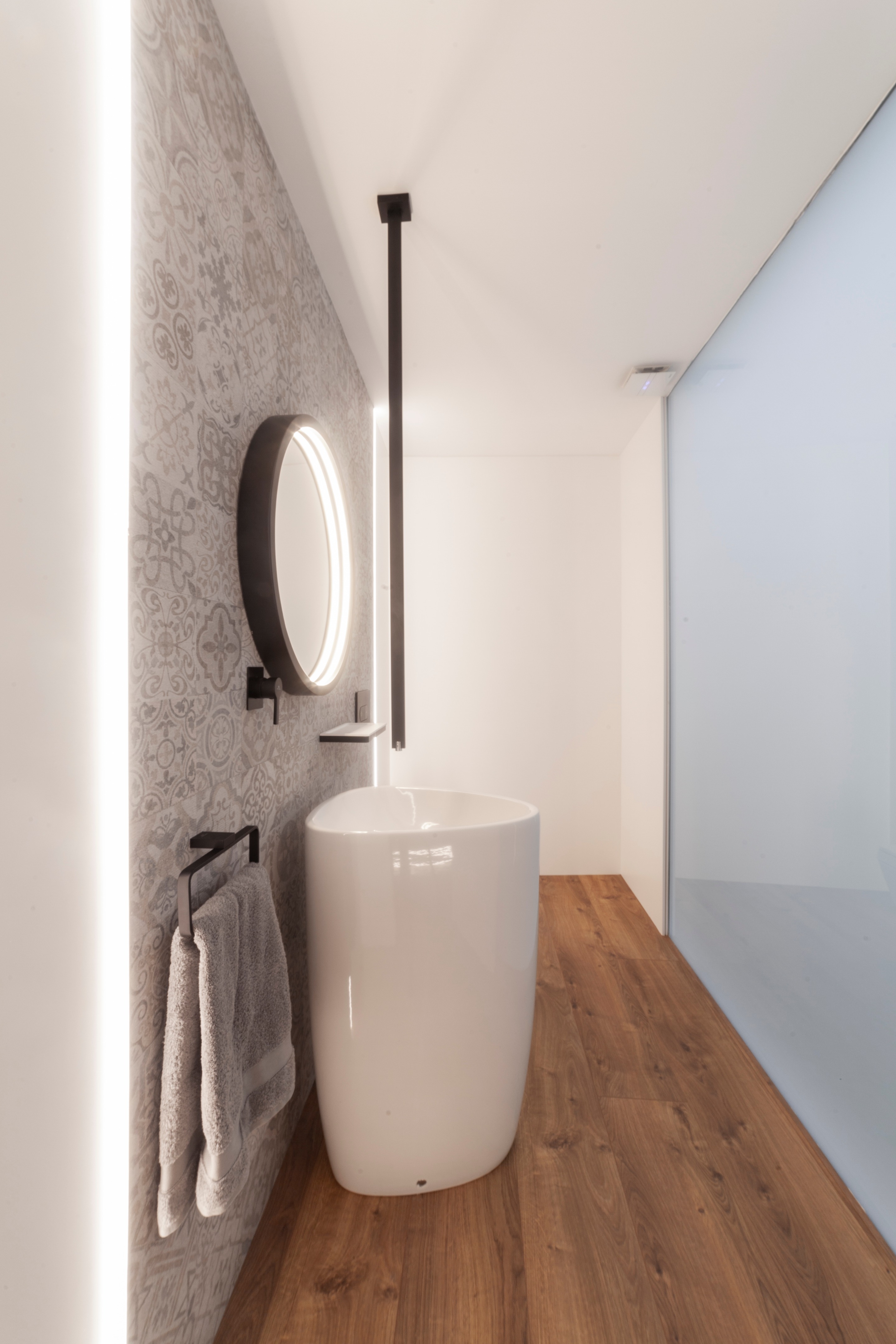 极简风格顶层公寓，温暖木质地板与经典黑白浴室设计-34