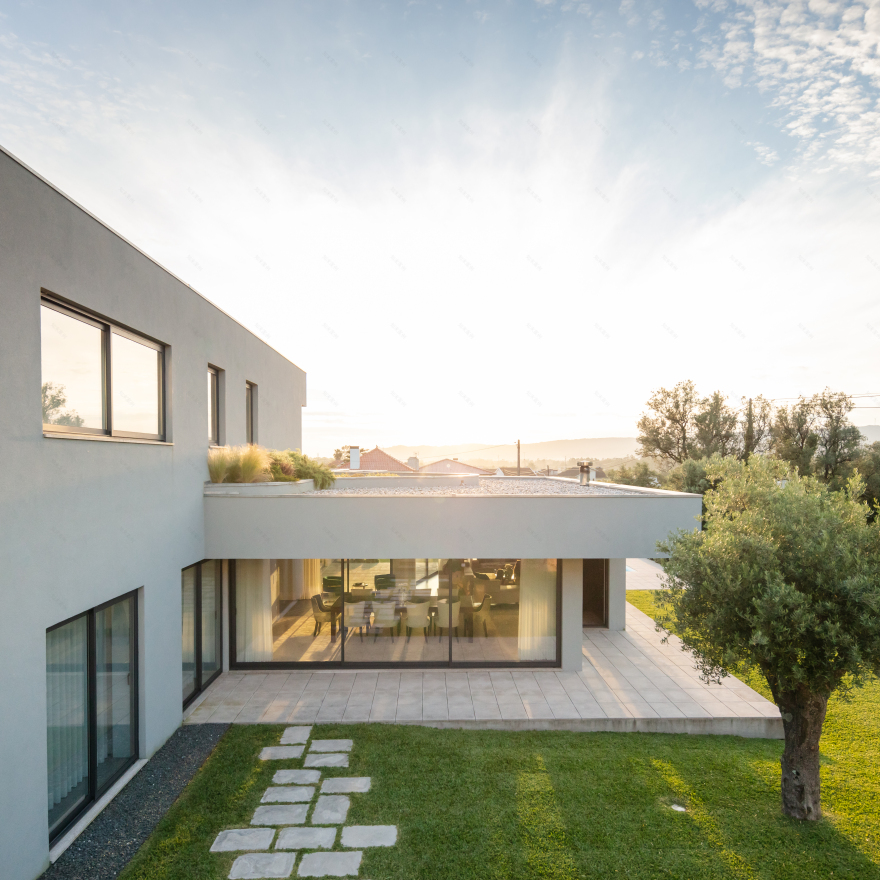 葡萄牙现代别墅 | 融入景观的私密空间-12