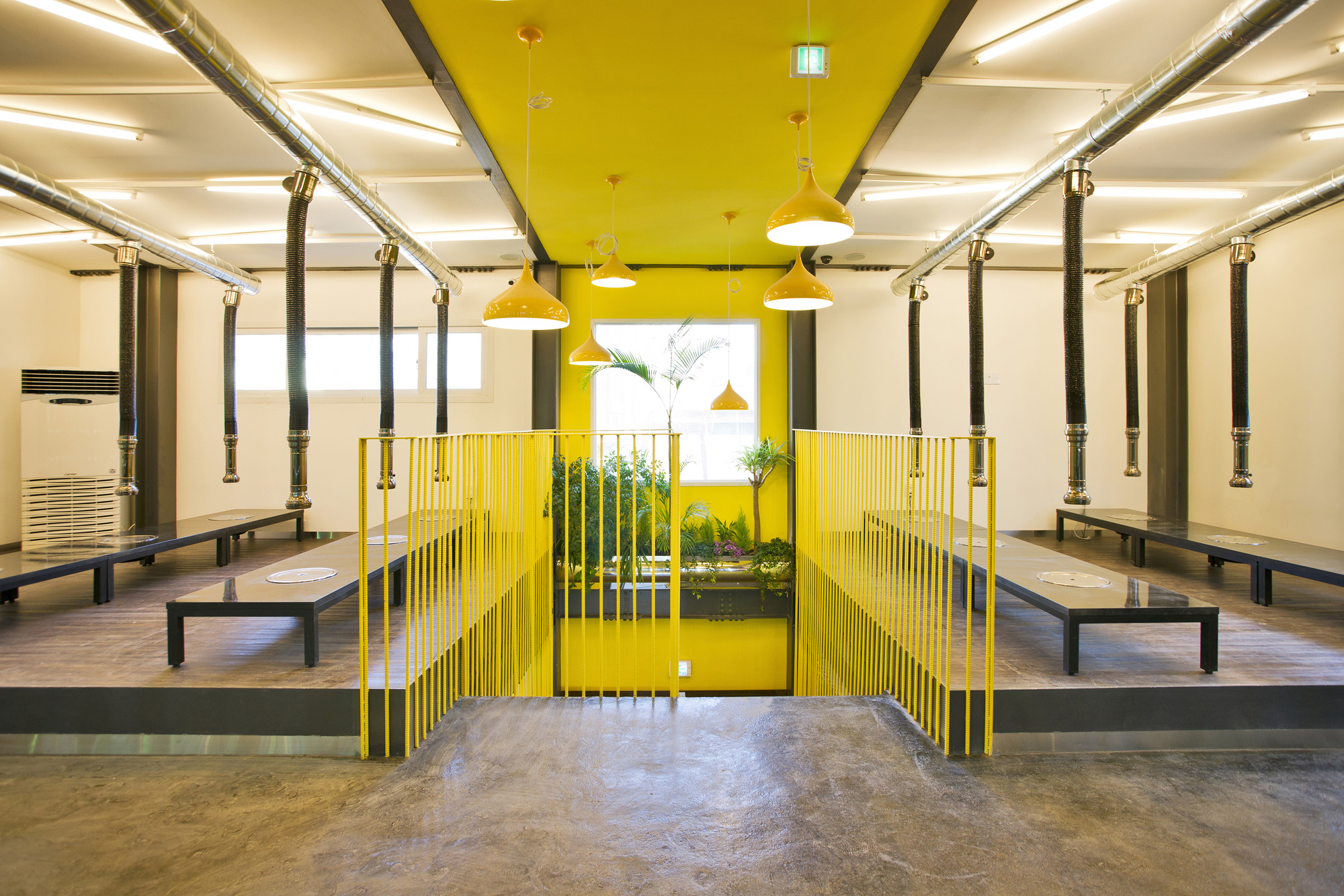 韩国仁川“森林的房子”餐厅,绿色百叶窗创造自然立面-0