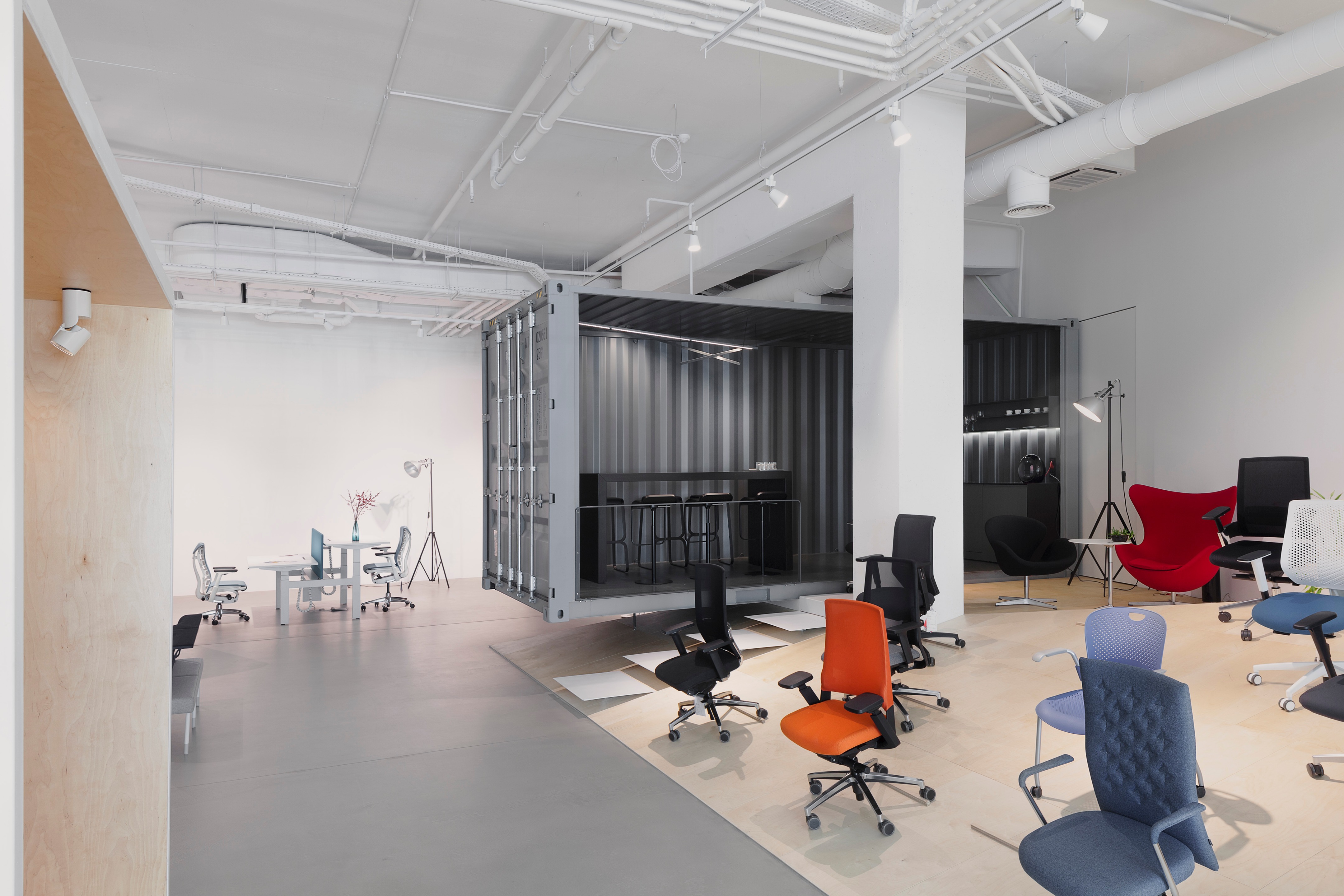 废旧集装箱打造时尚办公空间-3