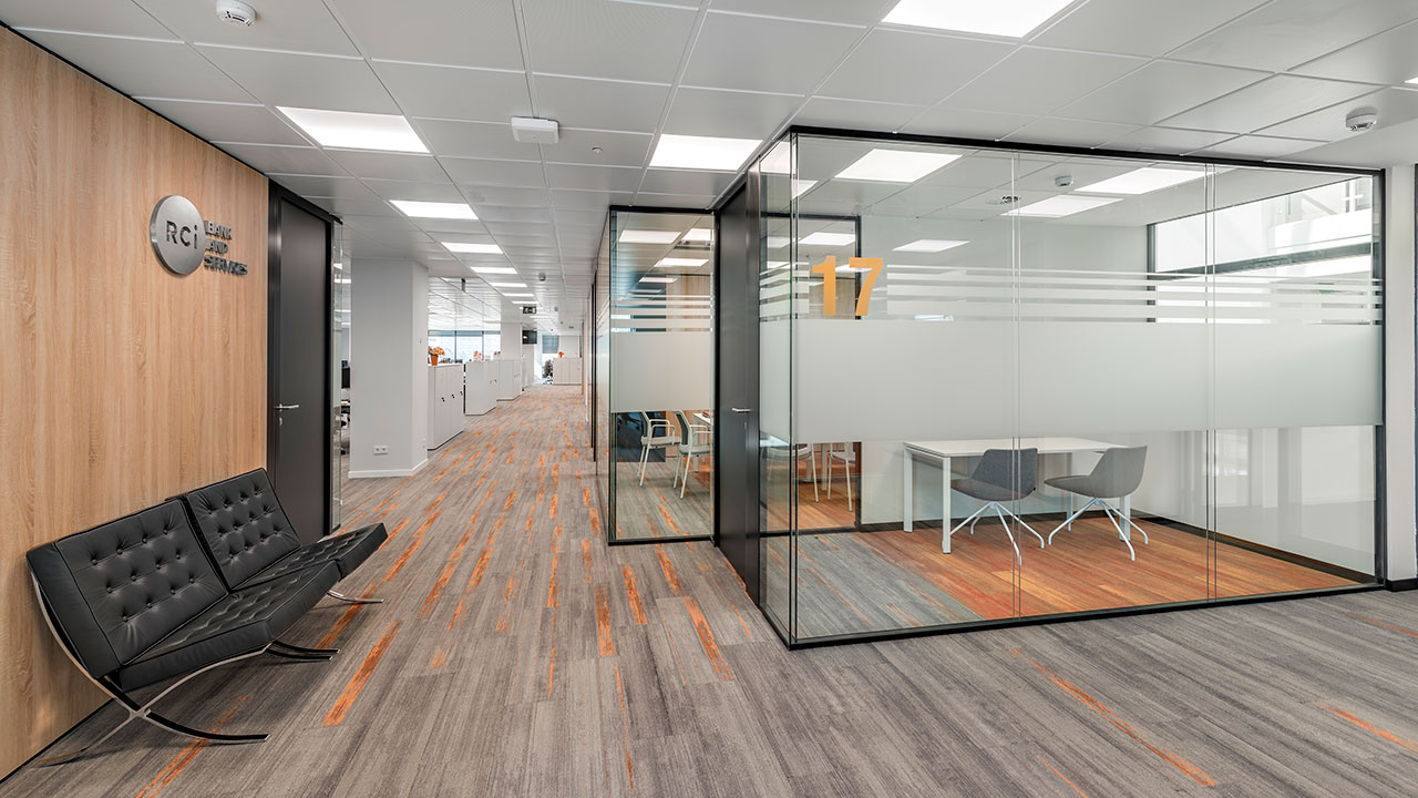 "雷诺汽车新总部 | 功能性、创新与舒适的办公空间"-9