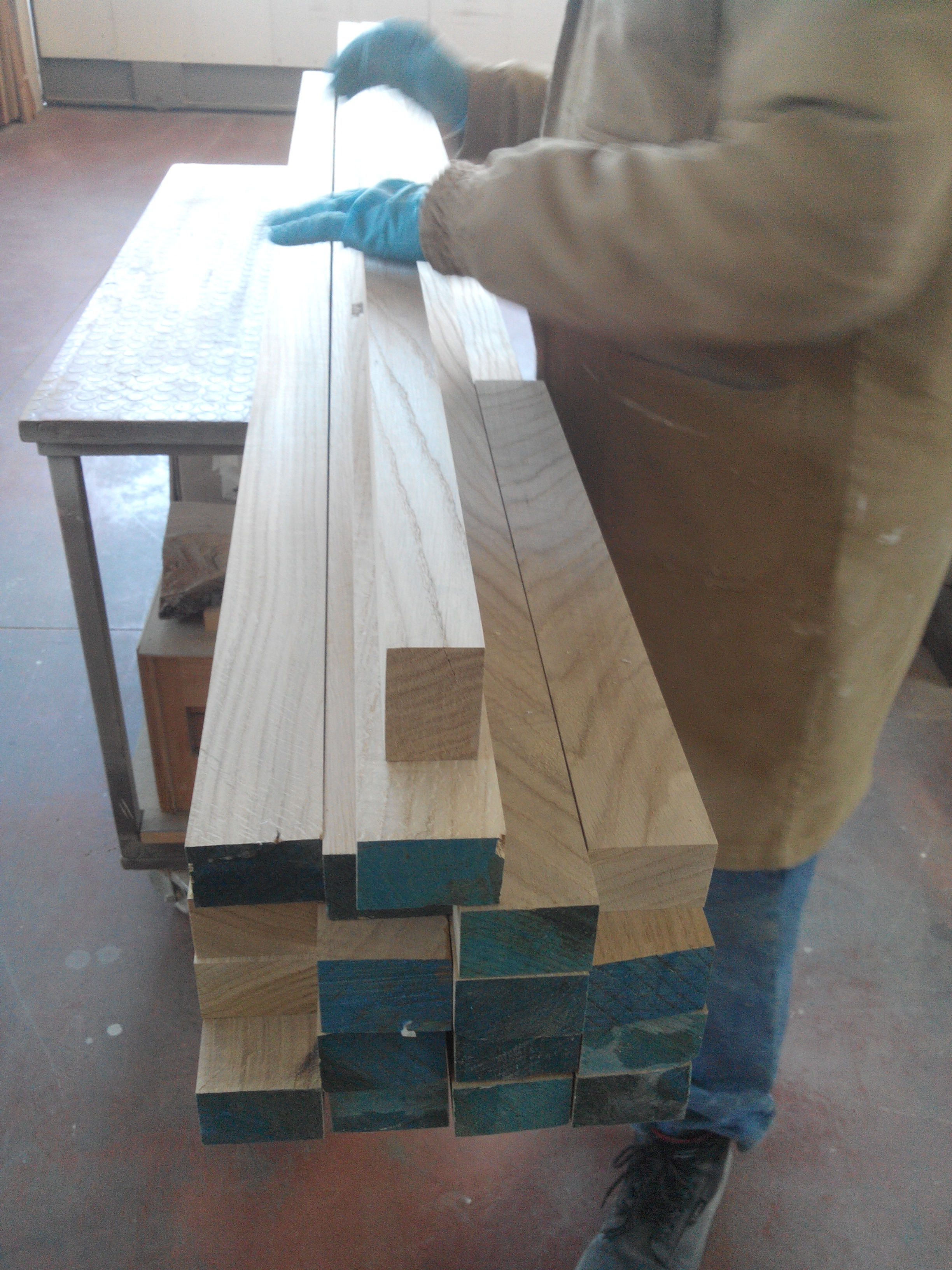 实木楼梯扶手，打造精致共管公寓空间-3