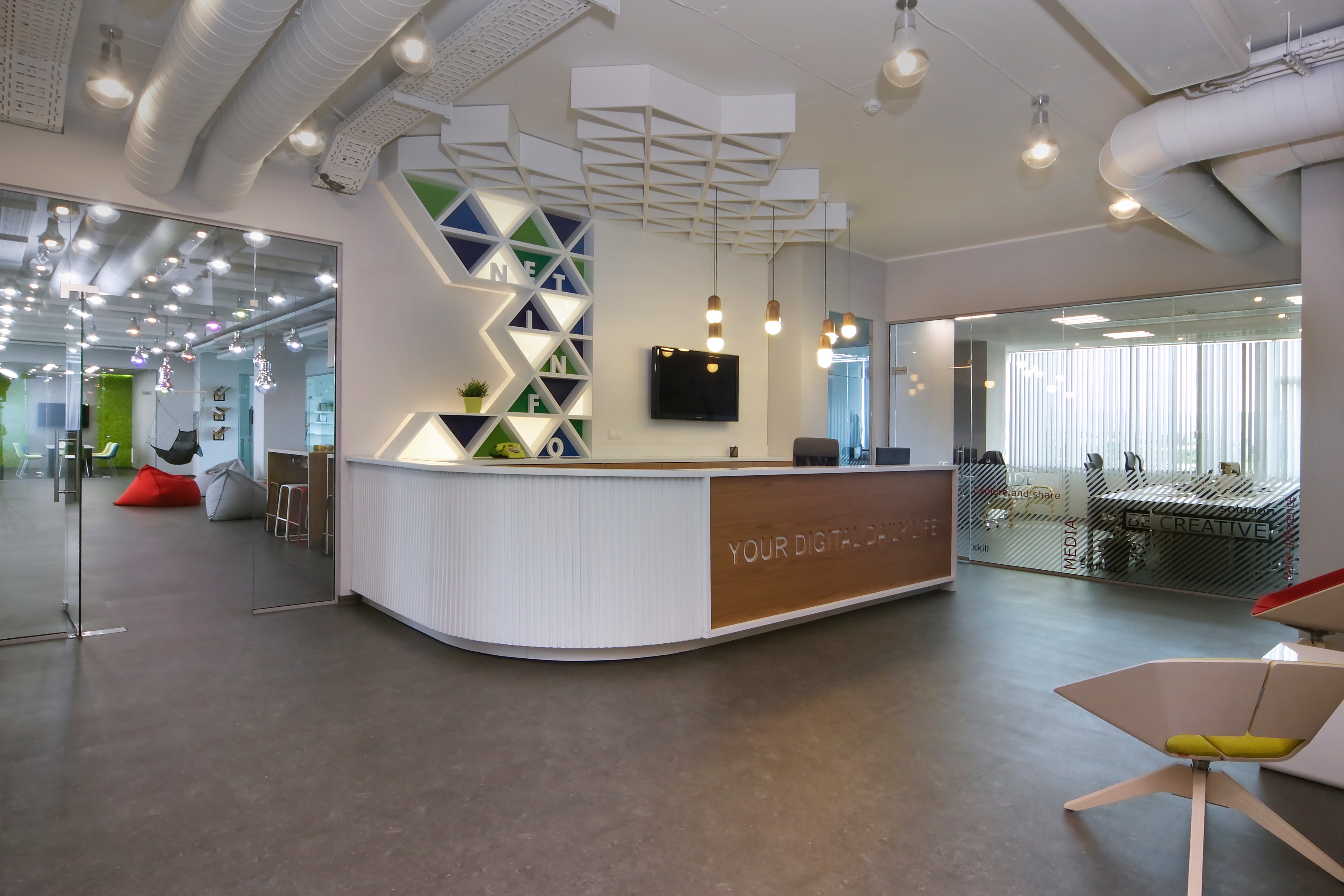 融合科技与复古的现代办公室设计-0