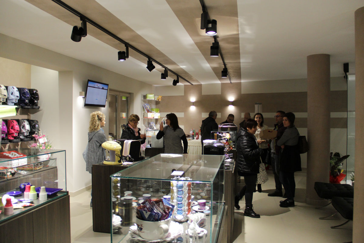 优雅珠宝般的咖啡店设计-5