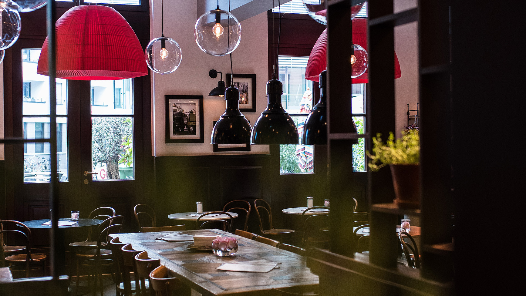 意大利美食餐厅的红色黄色彩虹设计-12