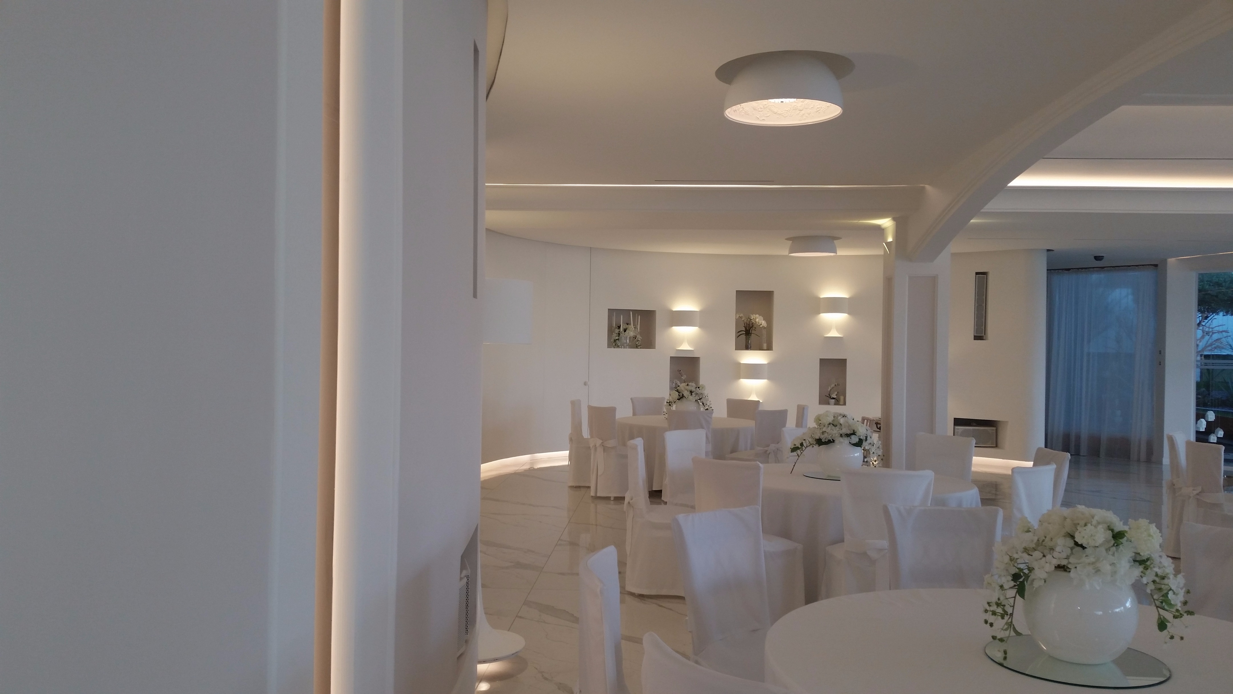 融合自然与建筑的蓝马林俱乐部餐厅设计-15