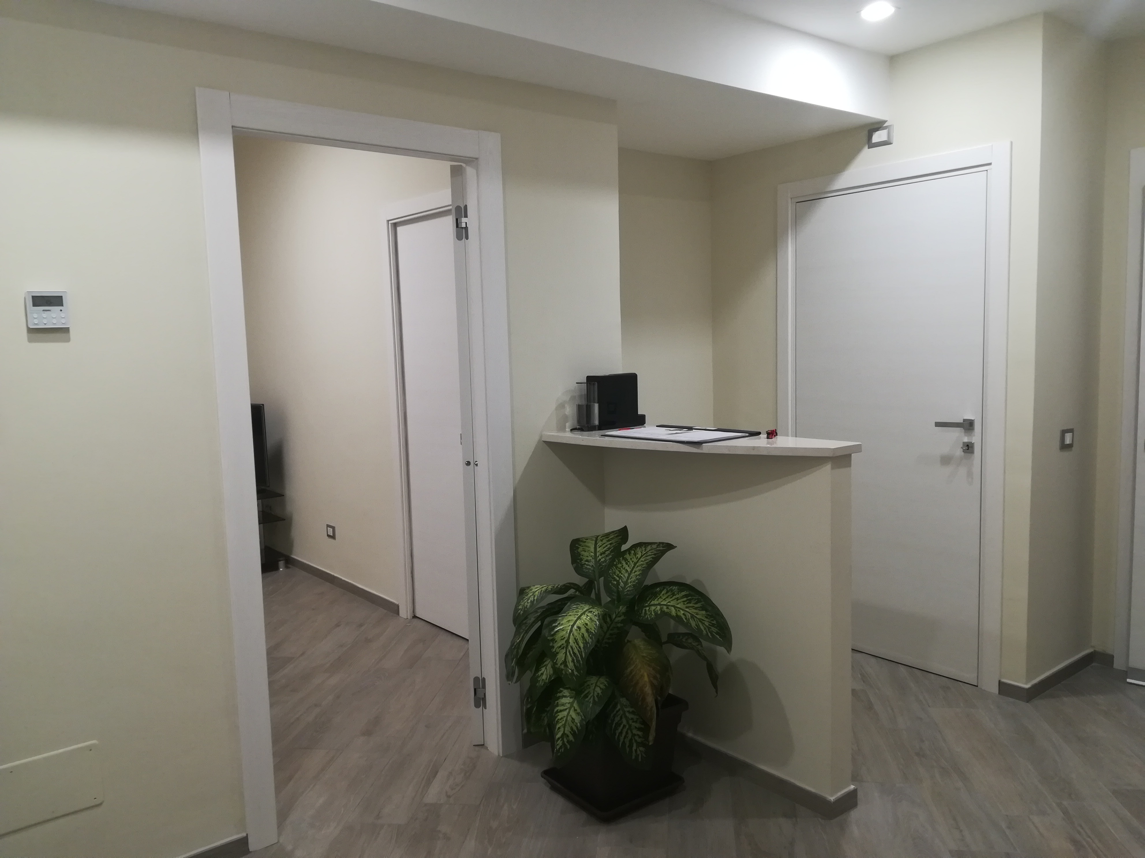 运动医学诊所 | 优雅的灰色与温暖的原木-1