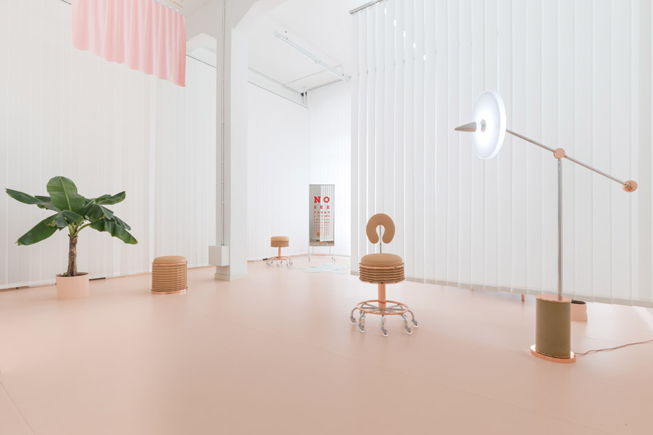 《无性别诊所》 | 梦幻粉色空间中的身体疗愈-2