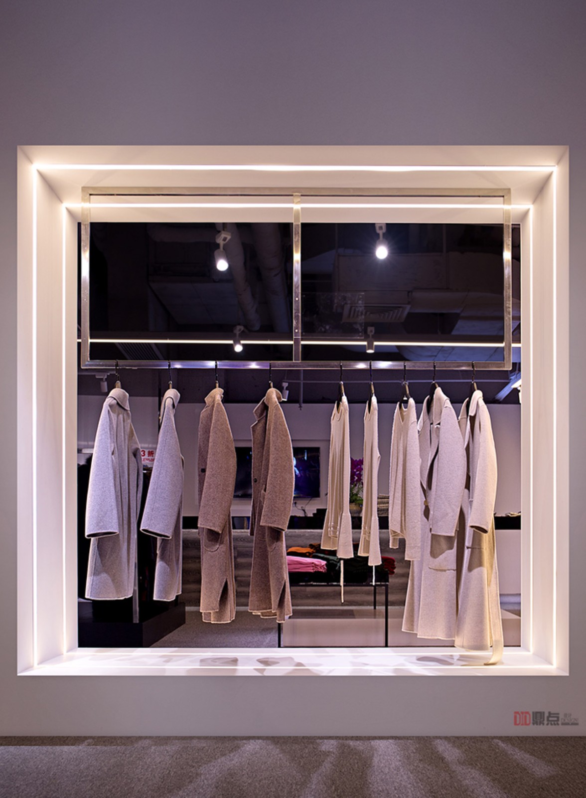 DID 鼎点室内设计 | OUTLETS 奥特莱斯服装店,时尚线条点面完美结合-12