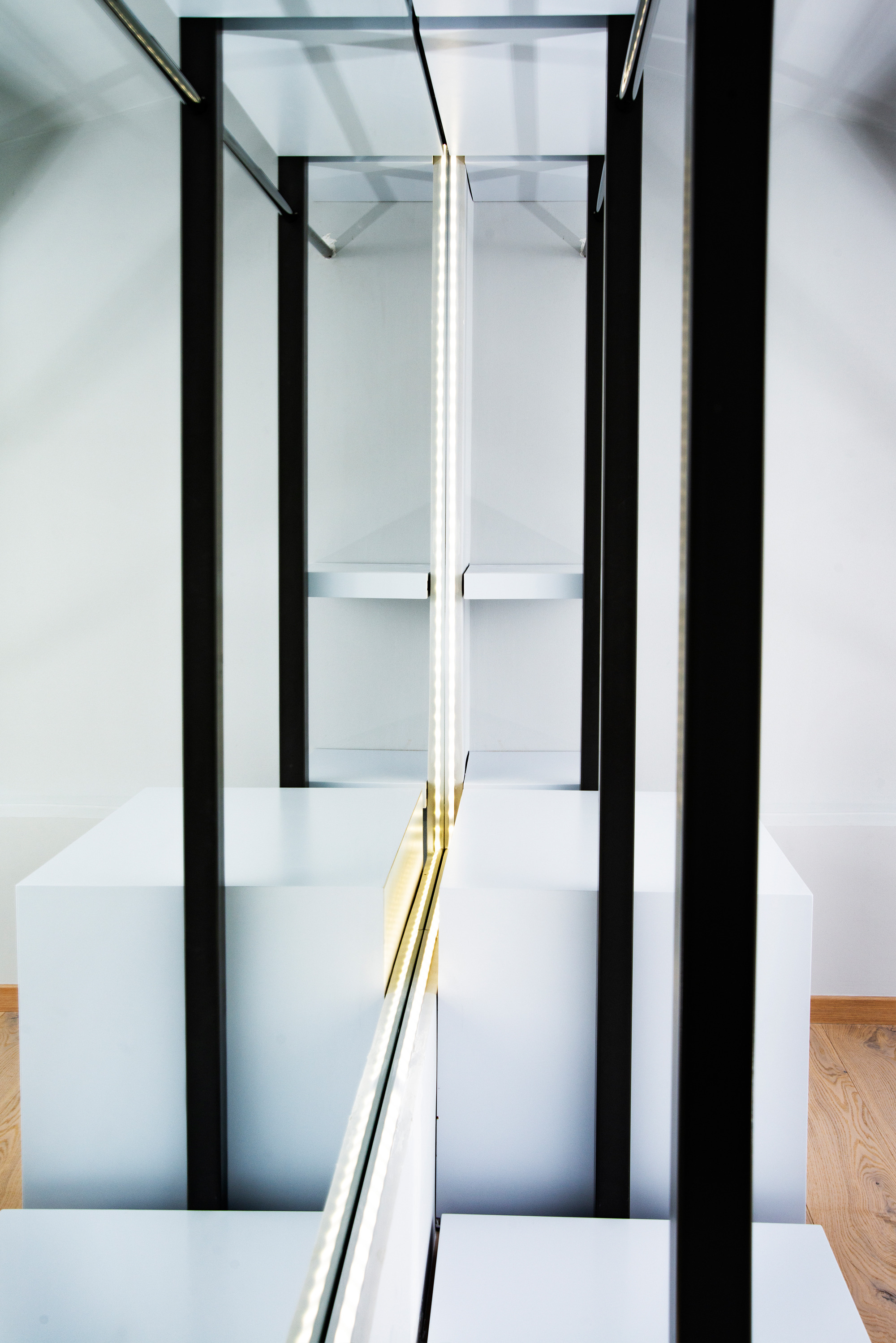 功能至上,简约时尚的私人更衣室-6