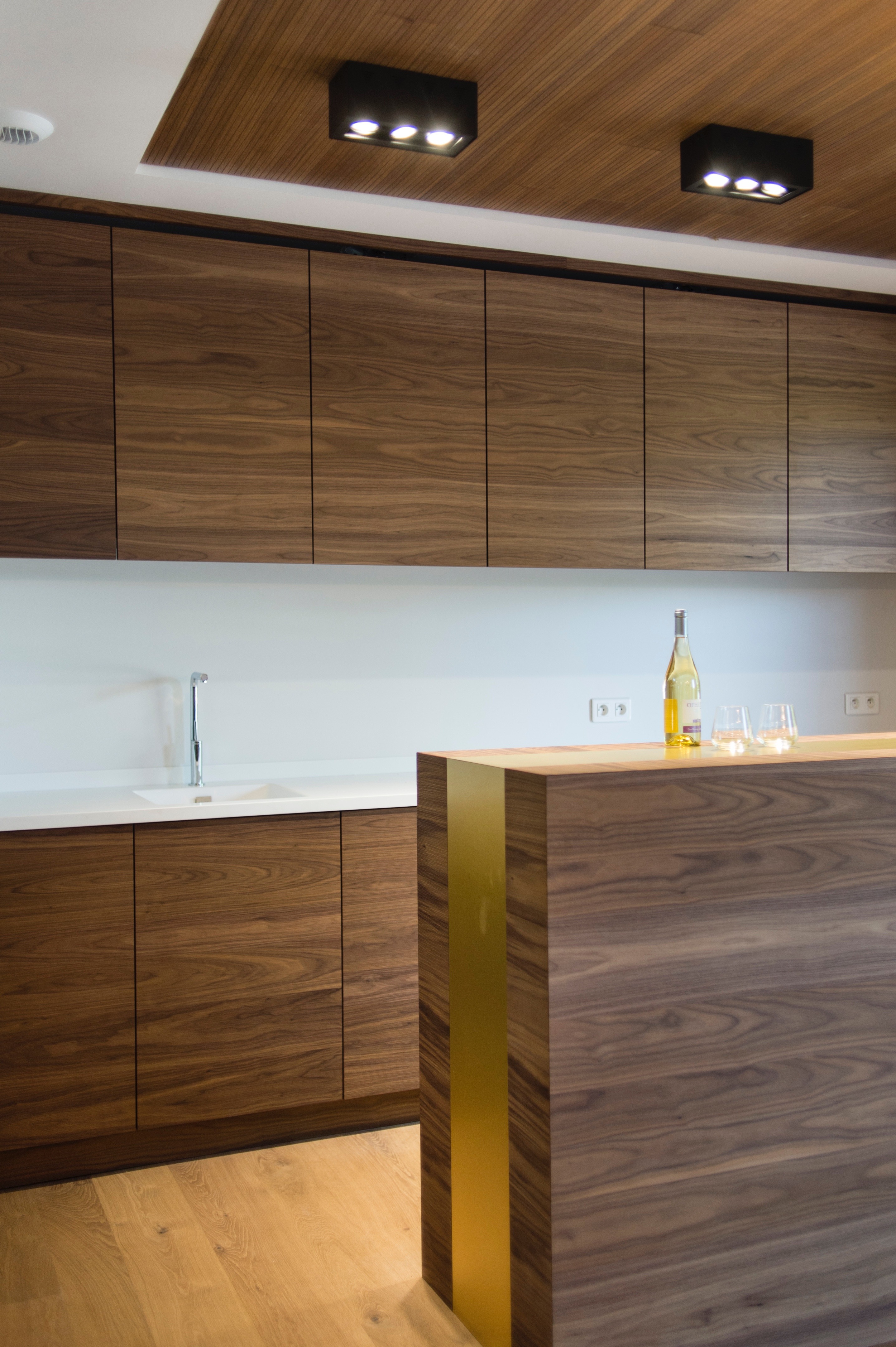 定制木质与黄铜家具打造温暖工业风办公空间-17