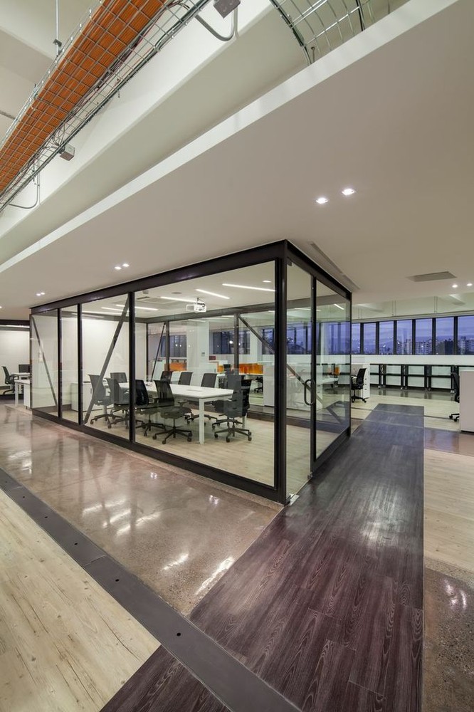 释放建筑潜能,打造高效现代办公空间-24