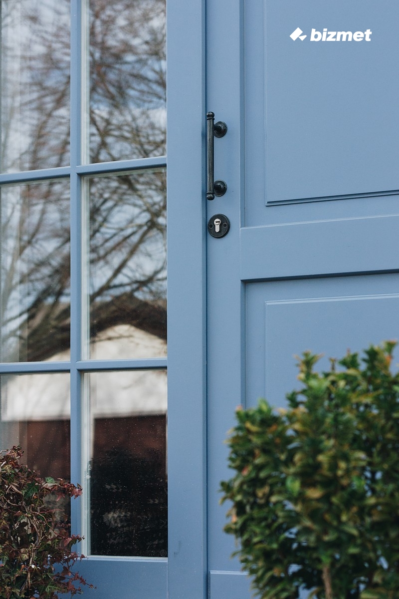 2016 年完工的木质门窗、车库门与砂岩窗台单户住宅-5