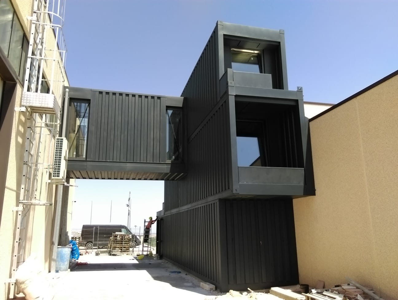 集装箱办公空间，独特设计展现灵活与坚韧-0