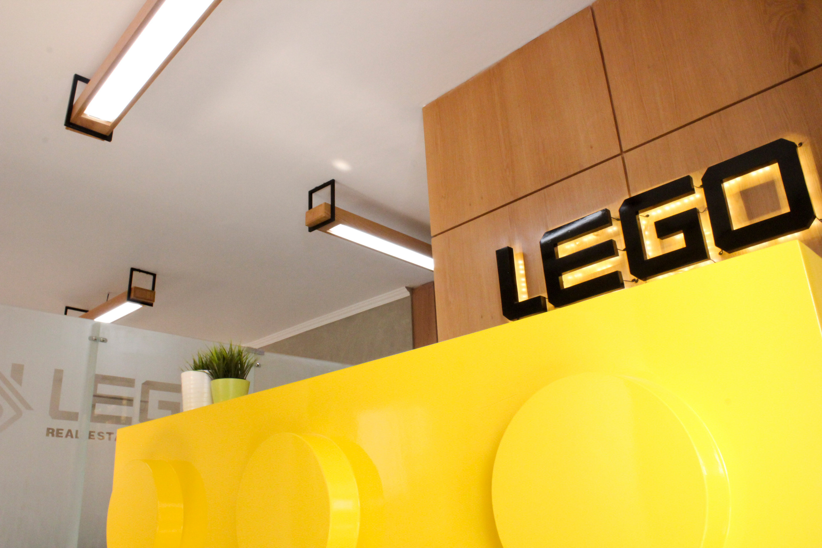 乐高房地产总部 | 简约风格打造高效办公空间-1